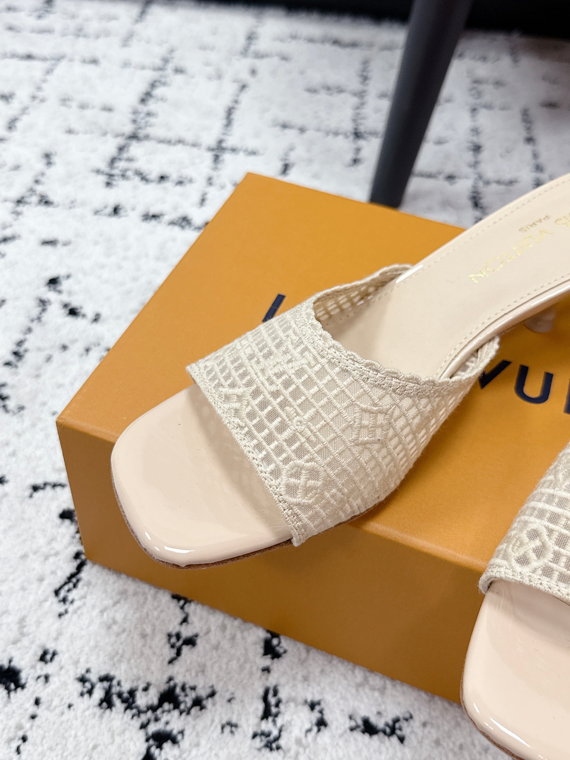 LV 26S 6 AM MULE 55MM IN BEIGE EMBROIDERED FABRIC