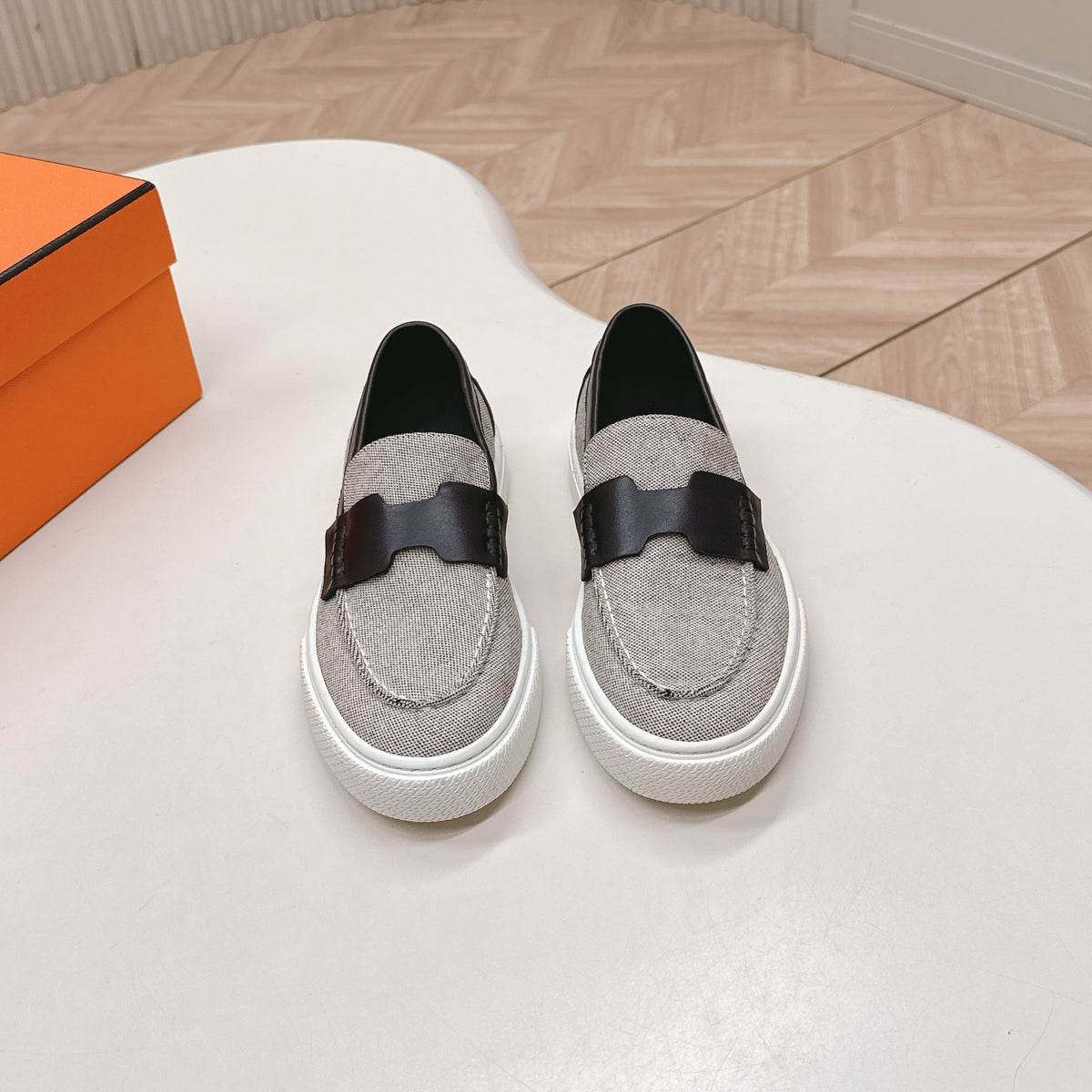 HM 25S SLIP-ON IN LIGHT GREY CANVAS AND BLACK LAMBSKIN