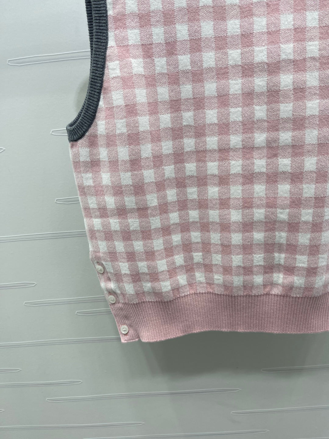 THOM 26S SLEEVELESS SWEATER STYLE 126