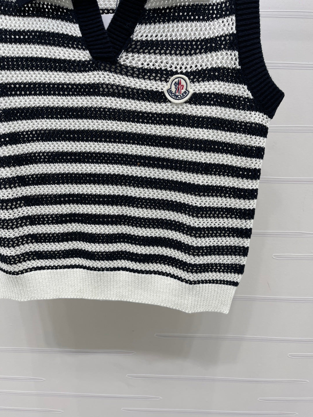 MONCLER 26S SLEEVELESS STRIPED KNIT POLO TOP 675