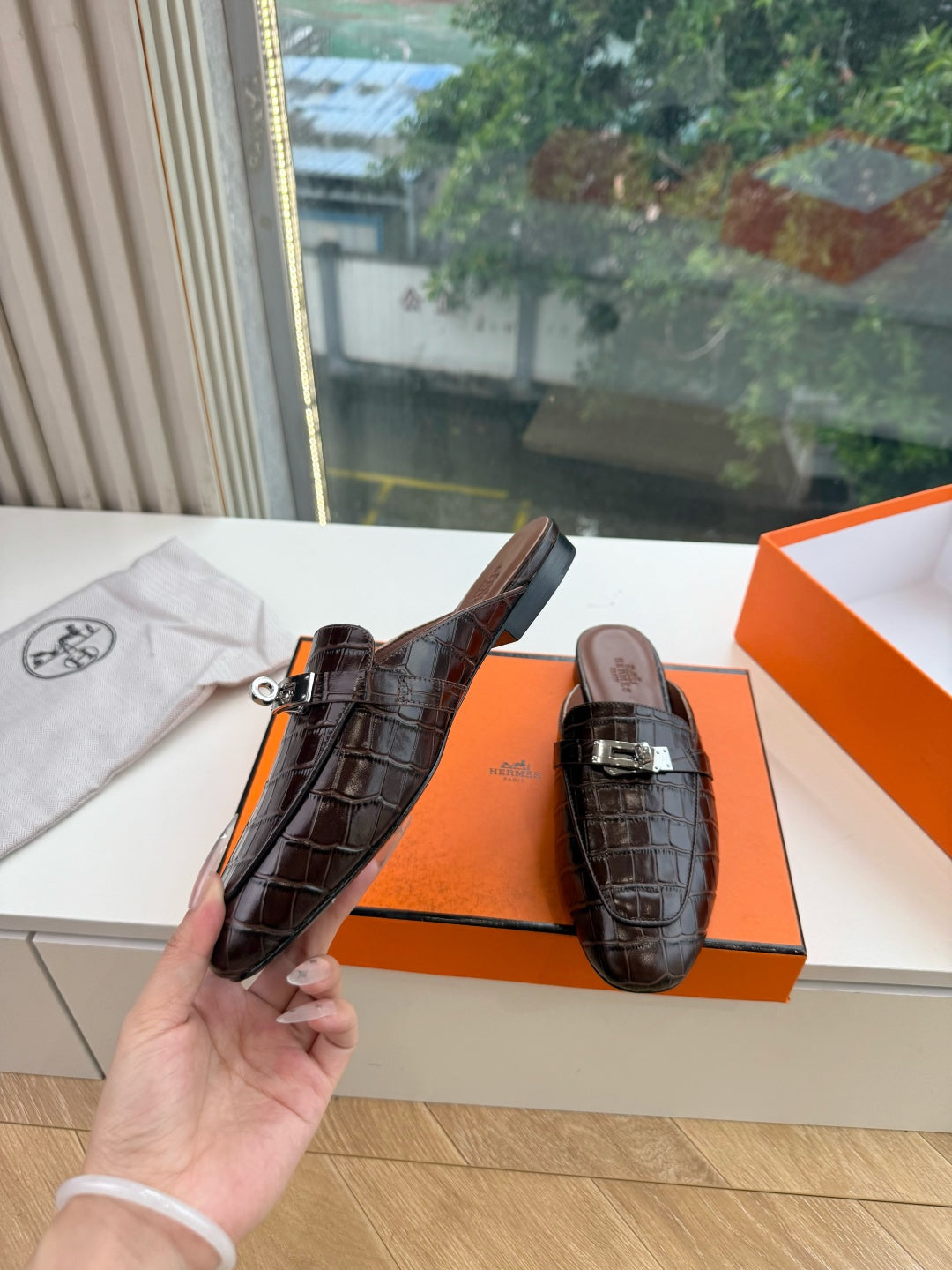 HM 26S DESTIN MULES IN CHOCOLATE BROWN CROCODILE-EFFECT LEATHER