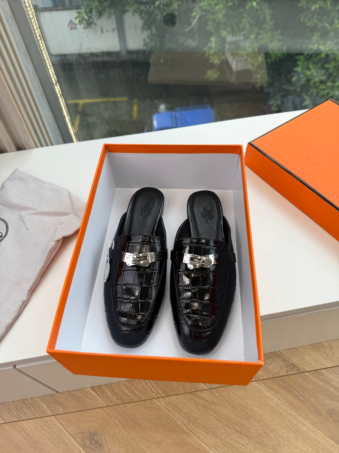 HM 26S DESTIN MULES IN BLACK CROCODILE-EFFECT LEATHER