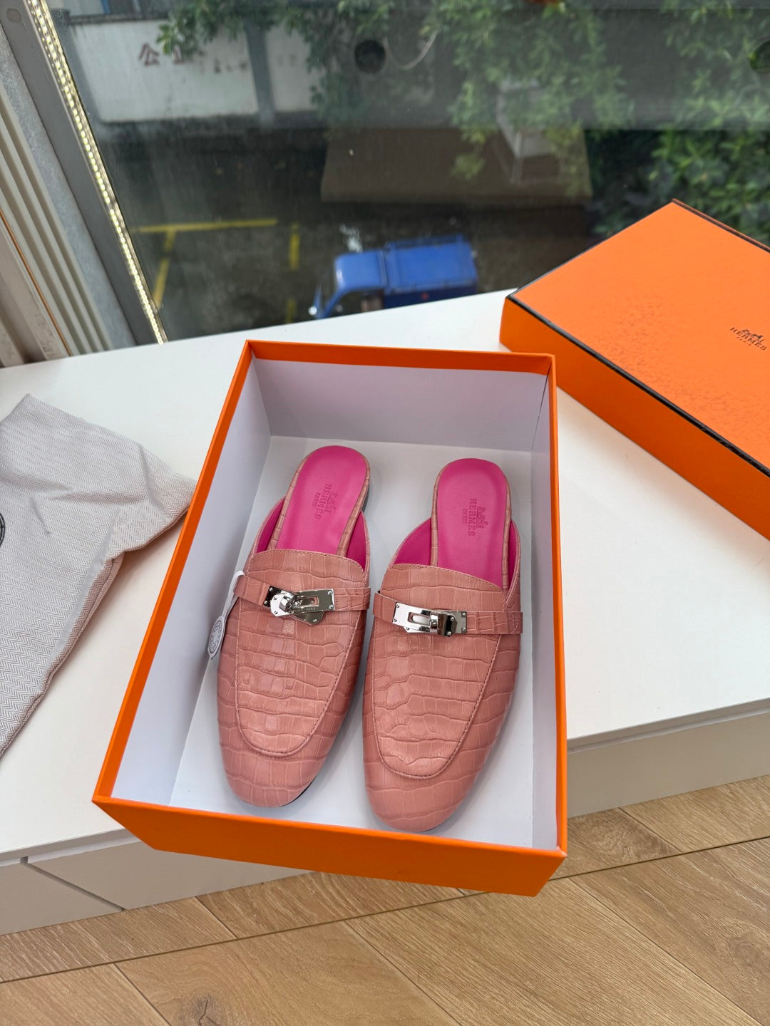 HM 26S DESTIN MULES IN PASTEL PINK CROCODILE-EFFECT LEATHER