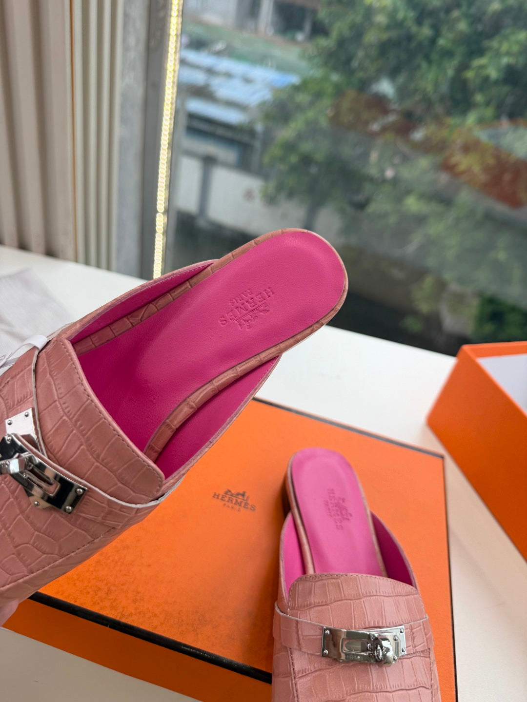 HM 26S DESTIN MULES IN PASTEL PINK CROCODILE-EFFECT LEATHER