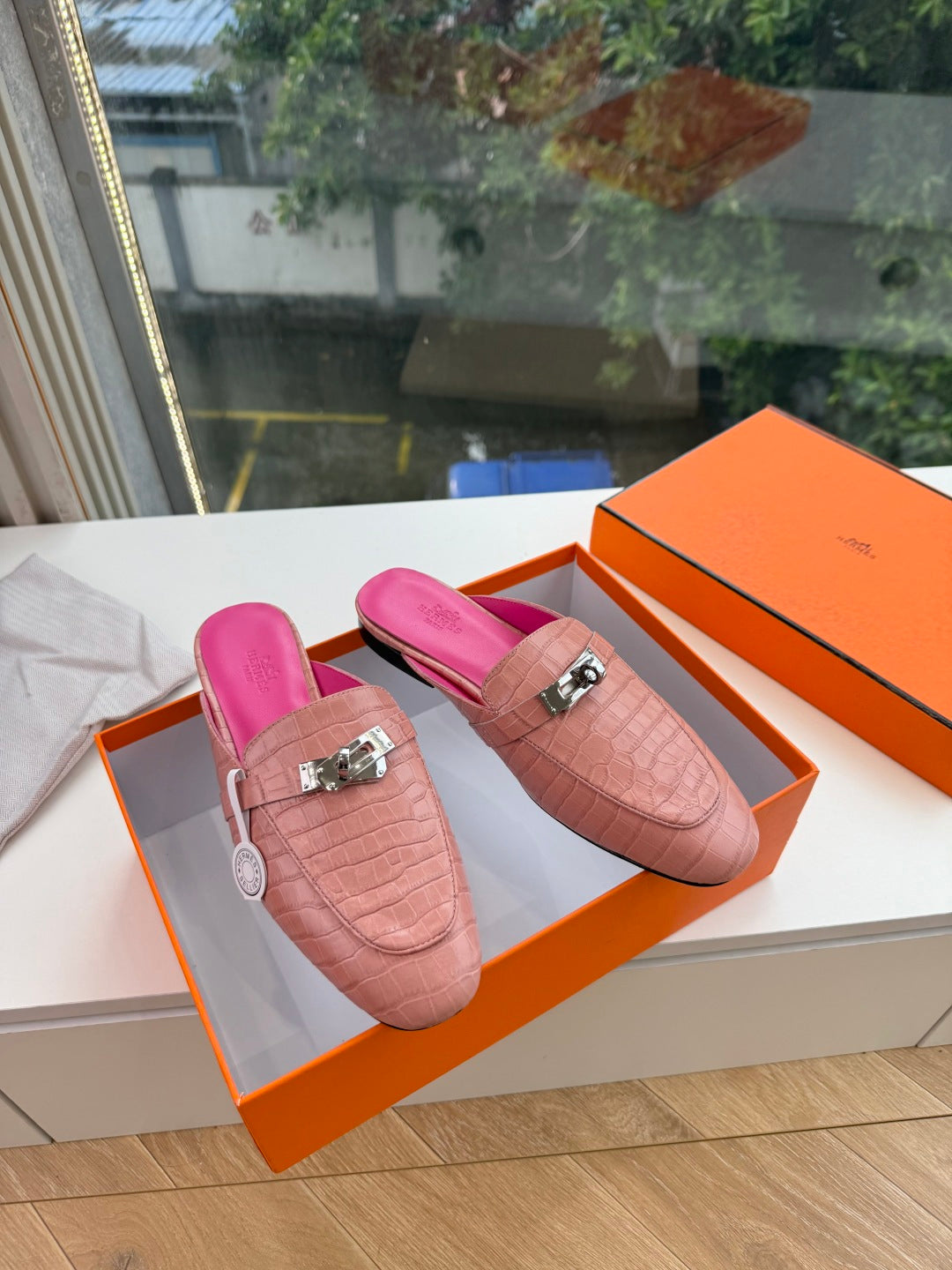 HM 26S DESTIN MULES IN PASTEL PINK CROCODILE-EFFECT LEATHER
