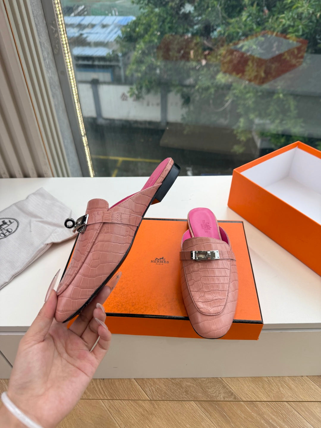 HM 26S DESTIN MULES IN PASTEL PINK CROCODILE-EFFECT LEATHER