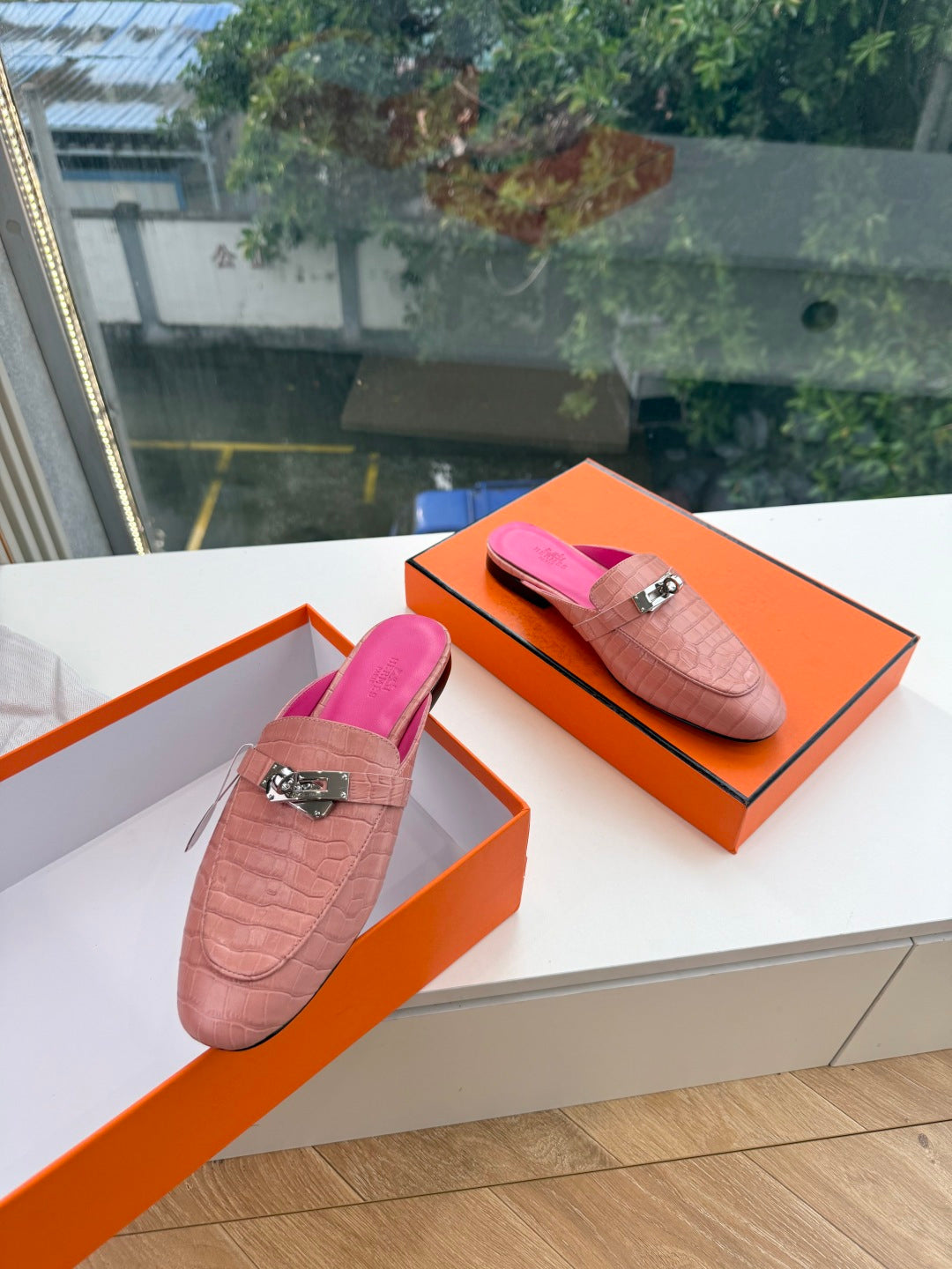 HM 26S DESTIN MULES IN PASTEL PINK CROCODILE-EFFECT LEATHER