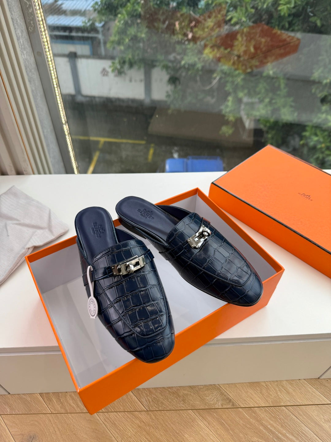 HM 26S DESTIN MULES IN NAVY BLUE CROCODILE-EFFECT LEATHER