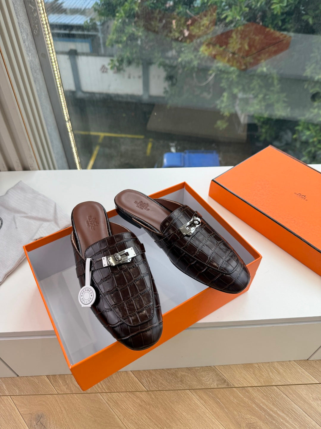 HM 26S DESTIN MULES IN CHOCOLATE BROWN CROCODILE-EFFECT LEATHER