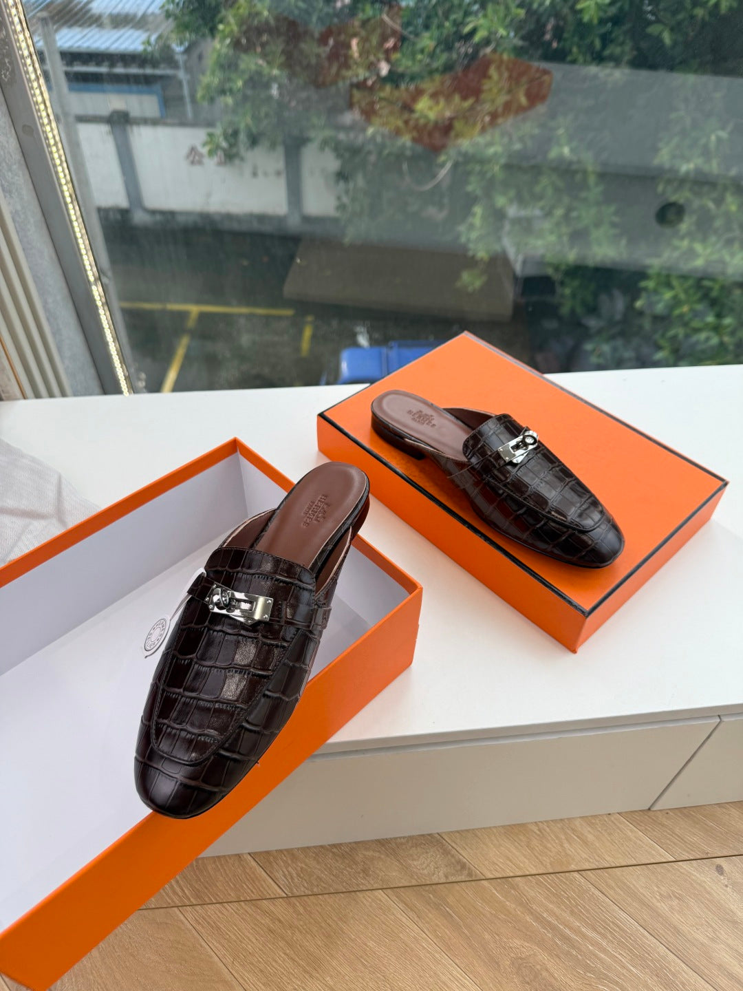 HM 26S DESTIN MULES IN CHOCOLATE BROWN CROCODILE-EFFECT LEATHER