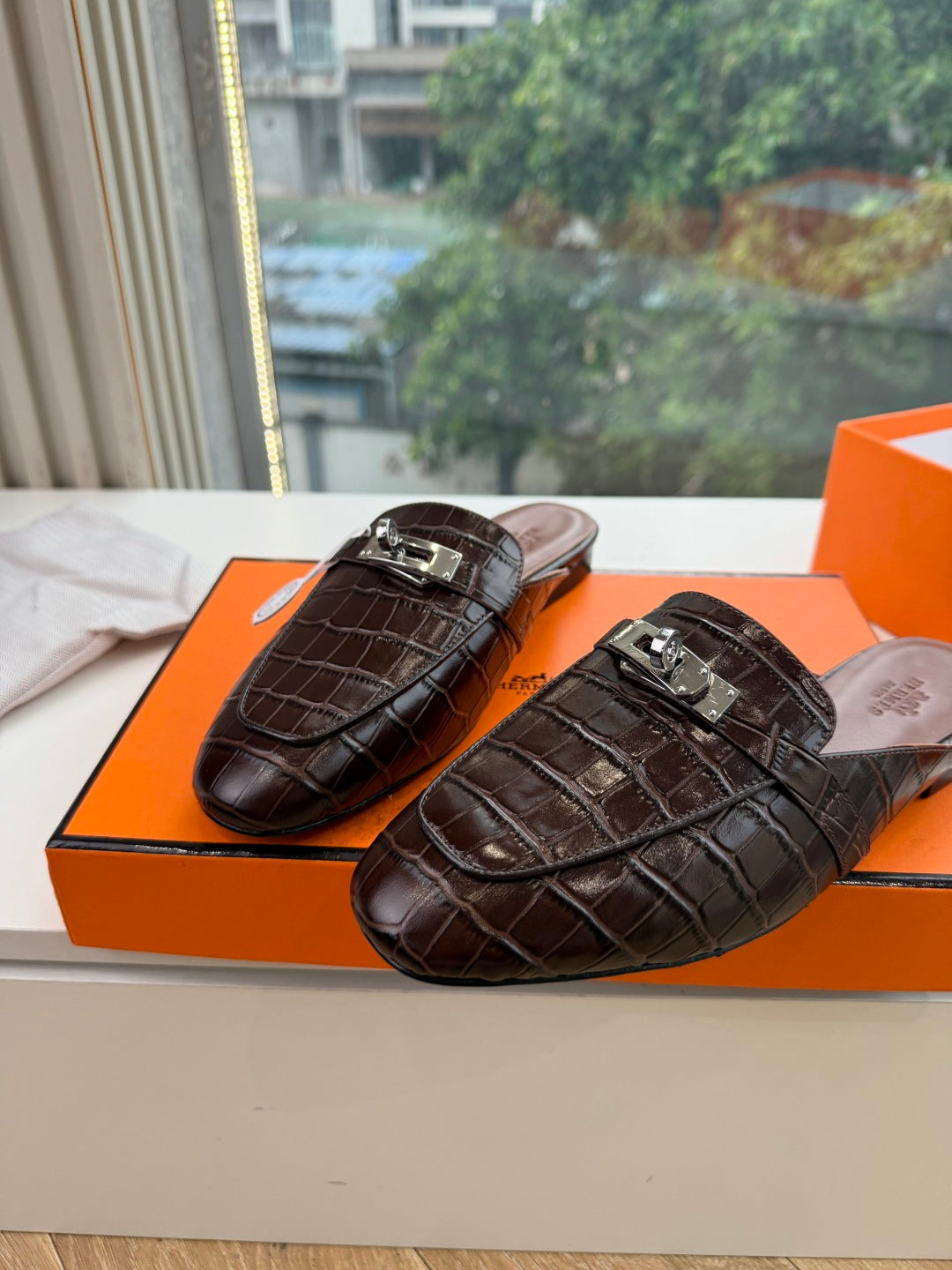 HM 26S DESTIN MULES IN CHOCOLATE BROWN CROCODILE-EFFECT LEATHER