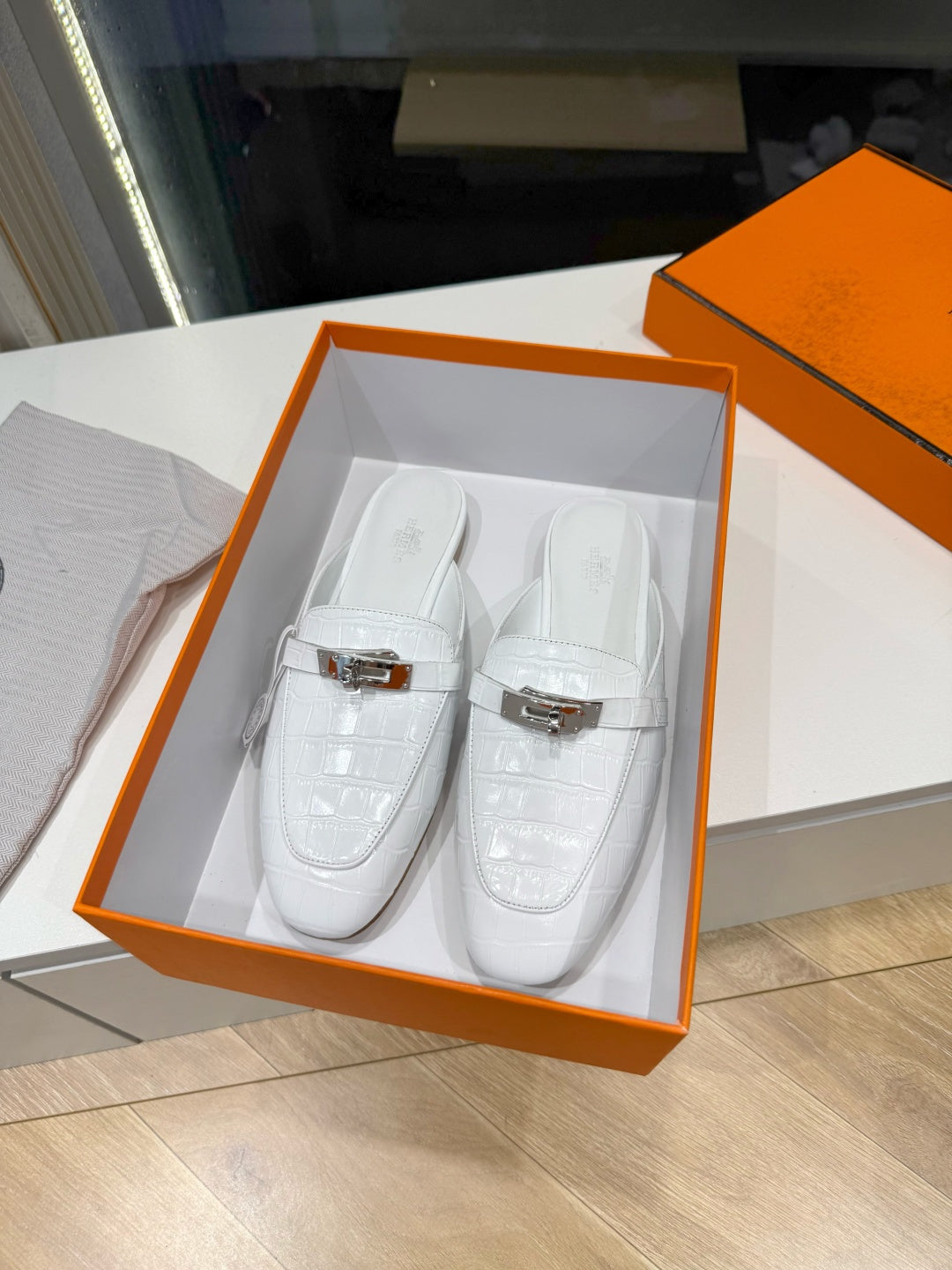 HM 26S DESTIN MULES IN WHITE CROCODILE-EFFECT LEATHER