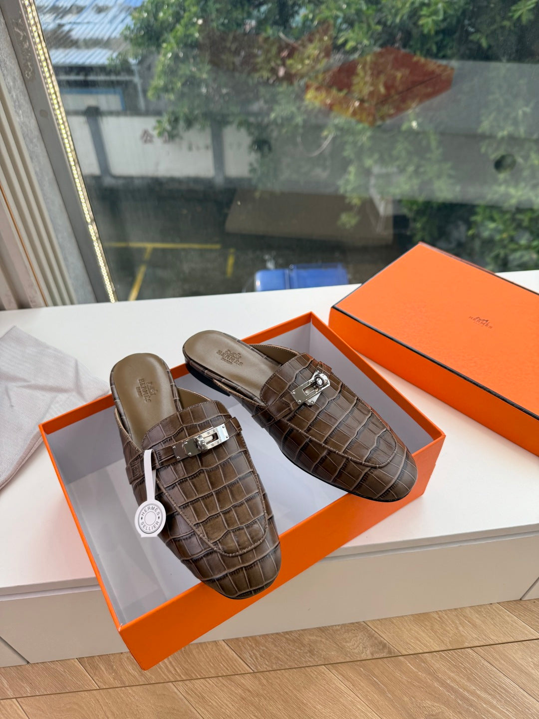 HM 26S DESTIN MULES IN DARK BROWN CROCODILE-EFFECT LEATHER