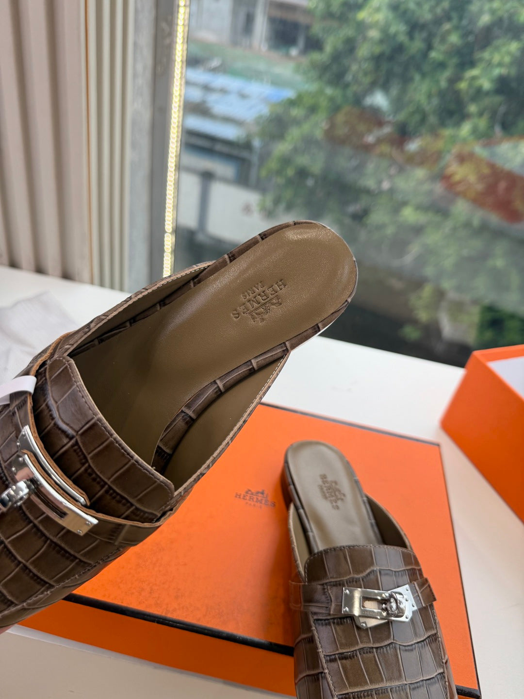 HM 26S DESTIN MULES IN DARK BROWN CROCODILE-EFFECT LEATHER