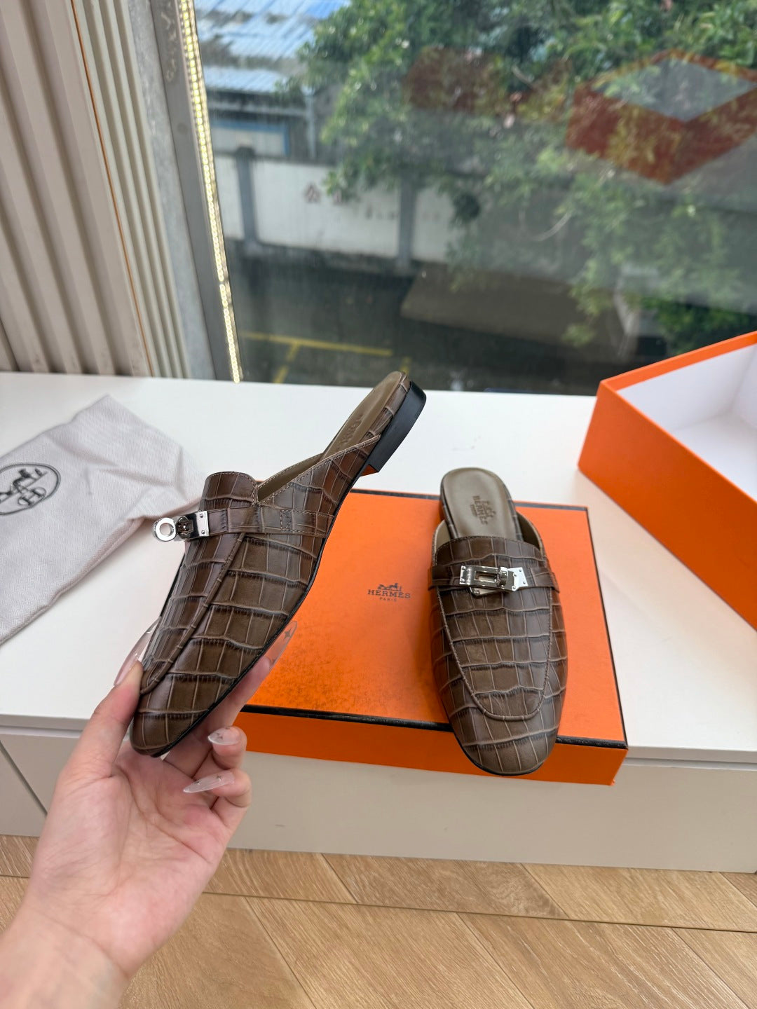HM 26S DESTIN MULES IN DARK BROWN CROCODILE-EFFECT LEATHER