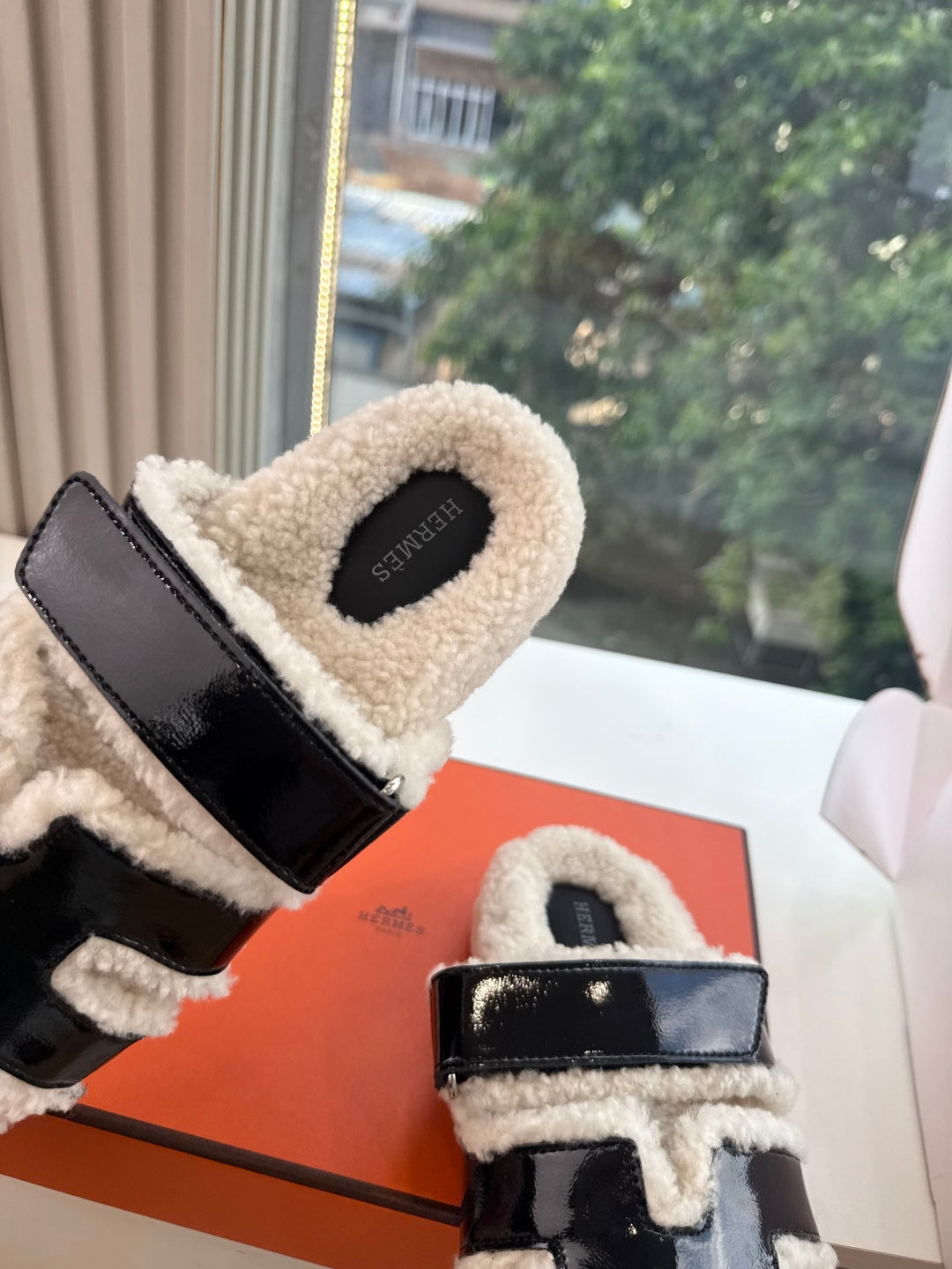 HM 26S SANDAL IN BEIGE WOOL AND BLACK GLOSSY CALFSKIN