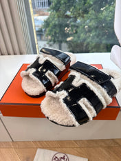 HM 26S SANDAL IN BEIGE WOOL AND BLACK GLOSSY CALFSKIN