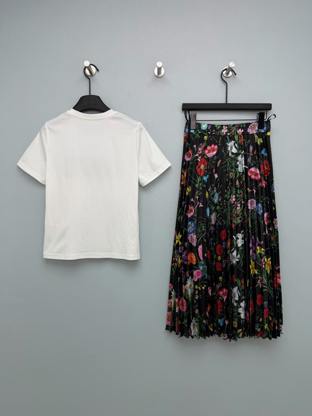 GUCCI 26S T-SHIRT AND PLEATED SKIRT SET 383