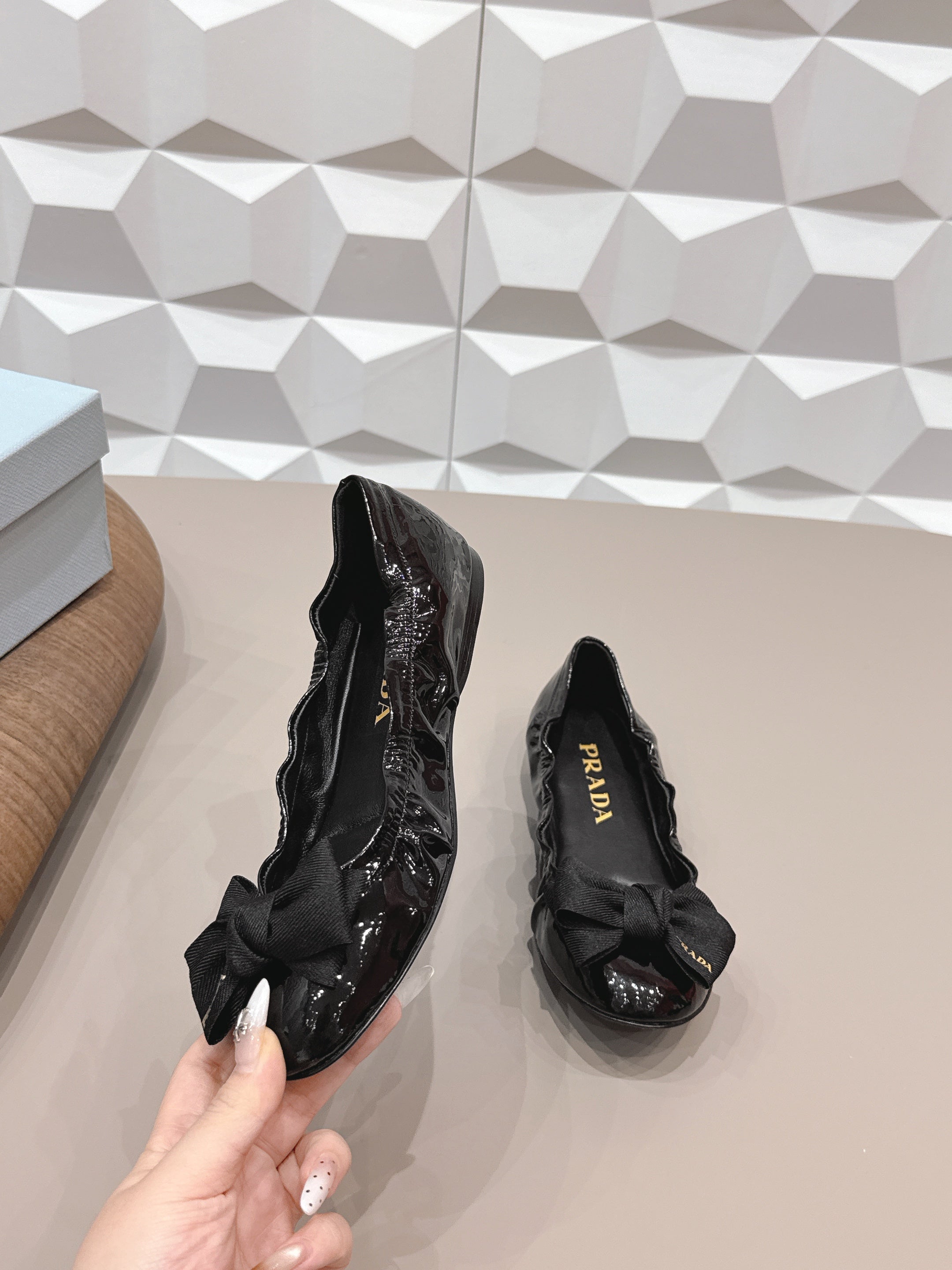 PRADA 26S ROUND TOE FLATS WITH BOW IN BLACK PATENT CALFSKIN