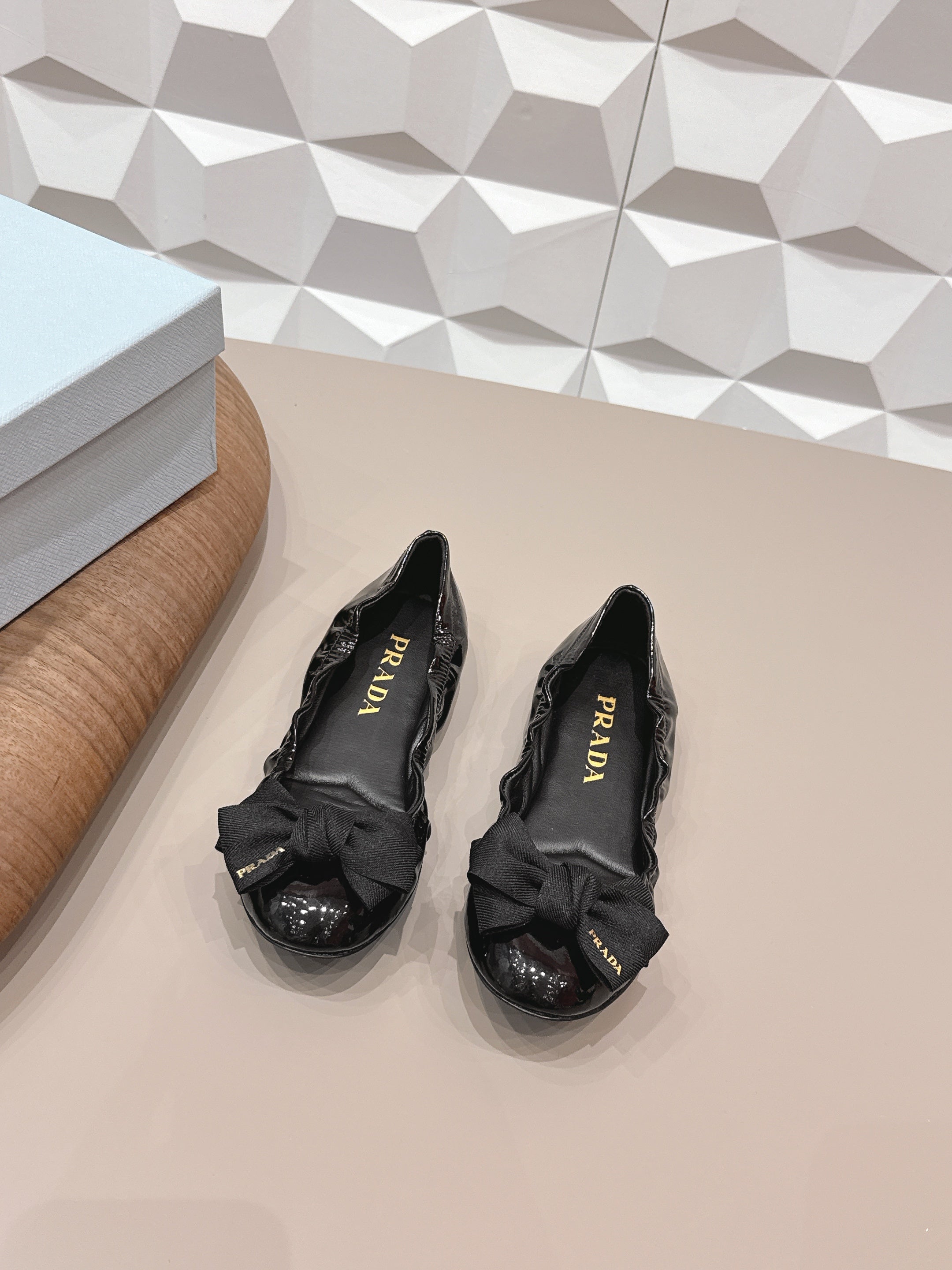 PRADA 26S ROUND TOE FLATS WITH BOW IN BLACK PATENT CALFSKIN