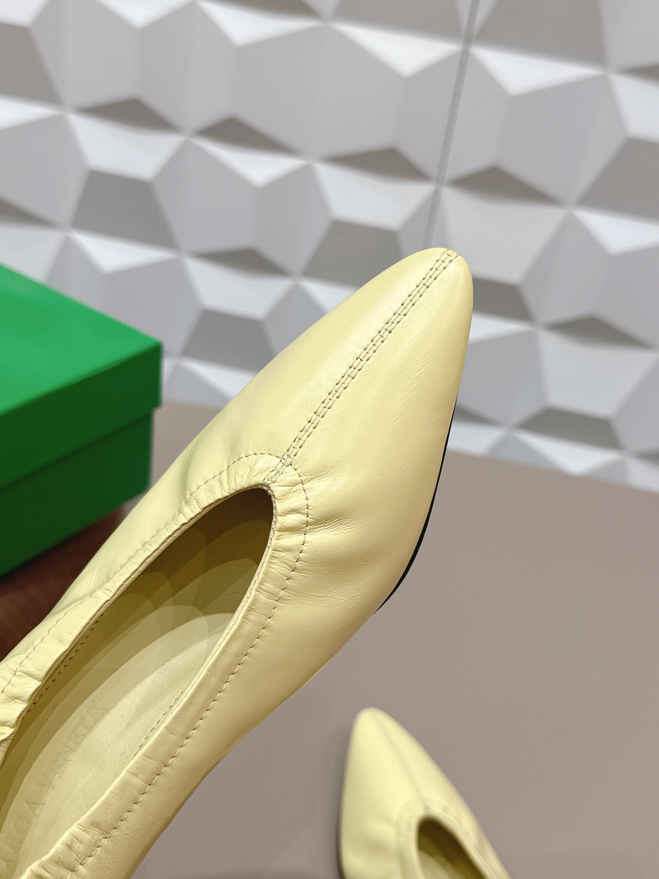 BOTTEGA VENETA 26S HIGH HEELS 40 MM IN LIGHT YELLOW CALFSKIN