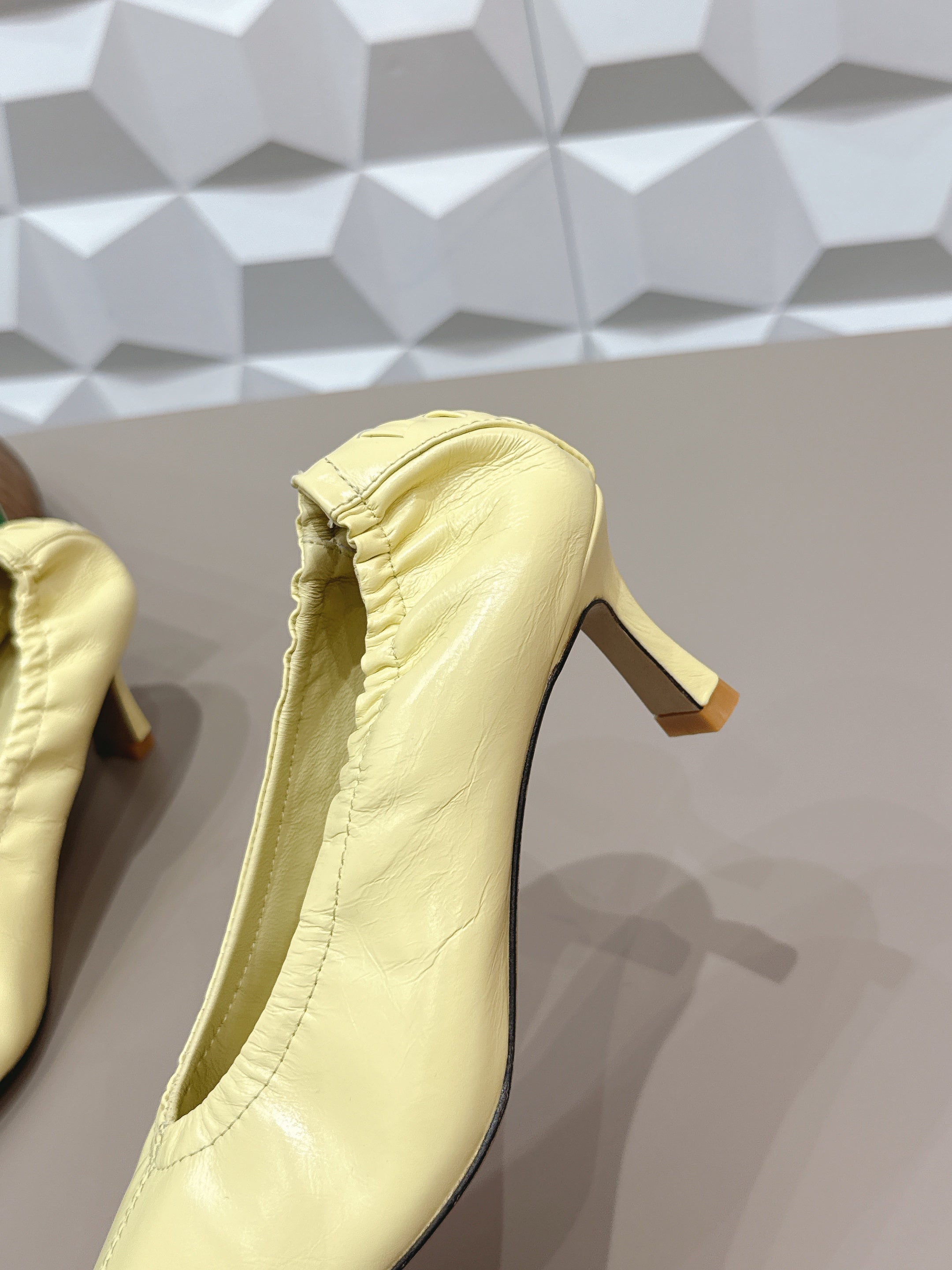 BOTTEGA VENETA 26S HIGH HEELS 40 MM IN LIGHT YELLOW CALFSKIN