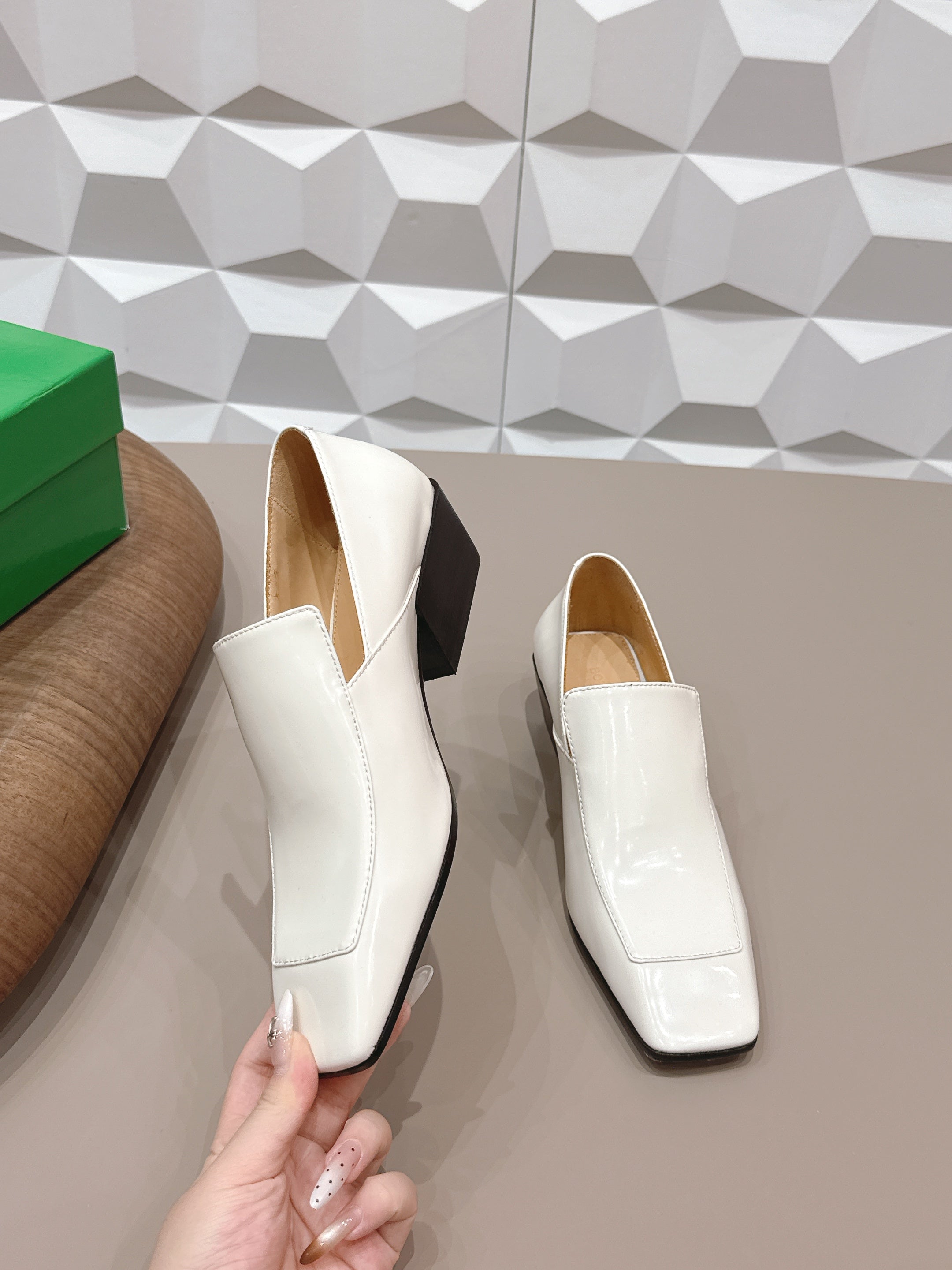 BOTTEGA VENETA 26S VENTURA LOAFERS 40 MM WHITE GLOSSY CALFSKIN