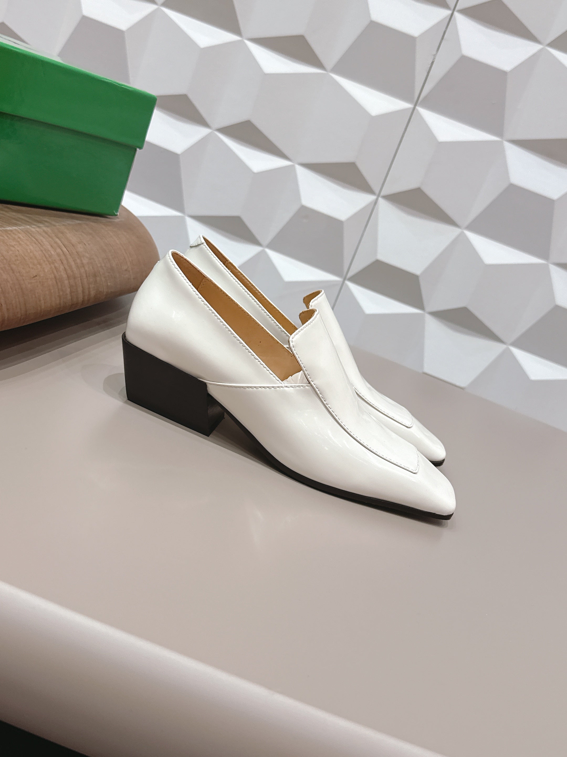 BOTTEGA VENETA 26S VENTURA LOAFERS 40 MM WHITE GLOSSY CALFSKIN