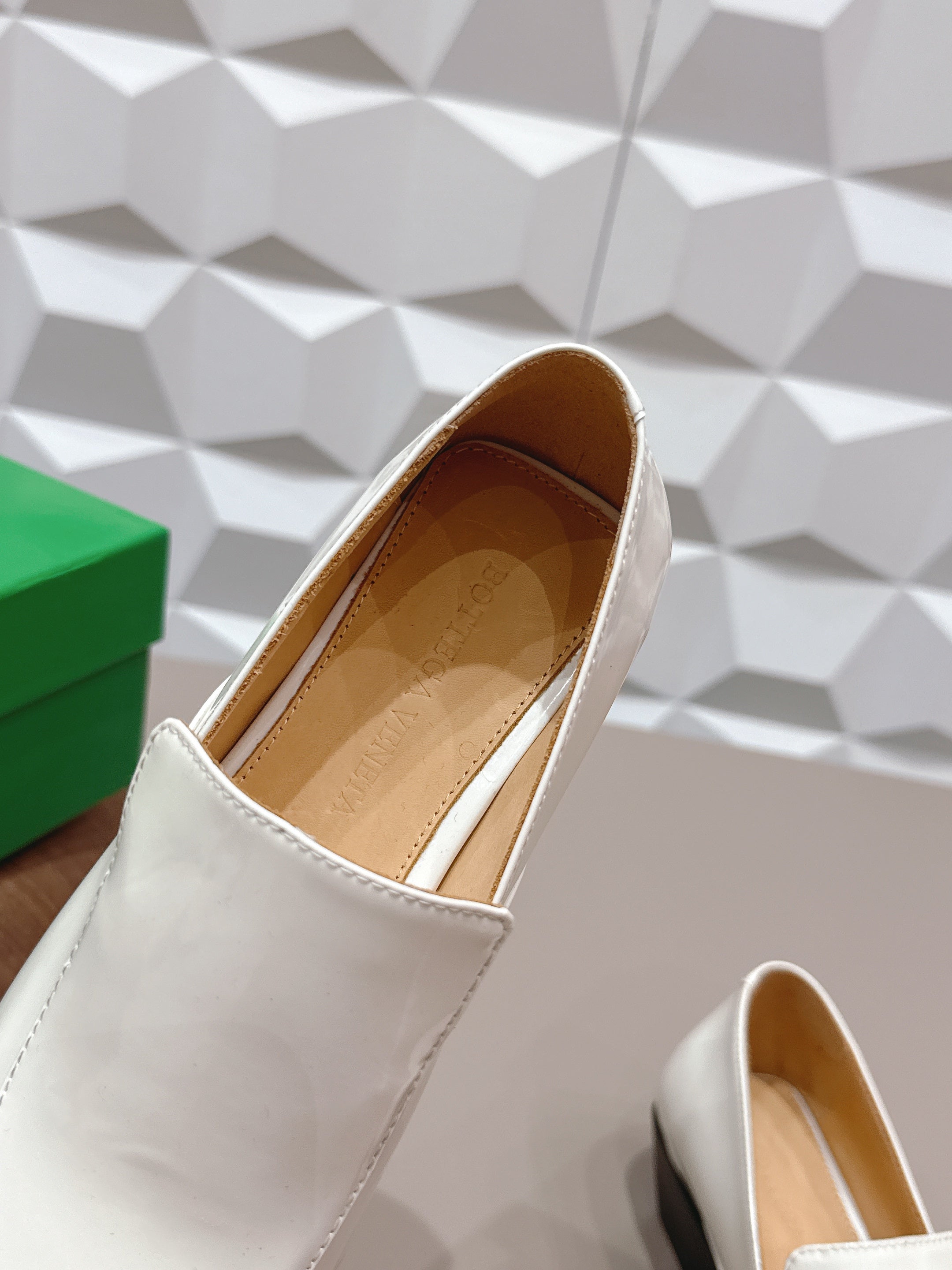 BOTTEGA VENETA 26S VENTURA LOAFERS 40 MM WHITE GLOSSY CALFSKIN