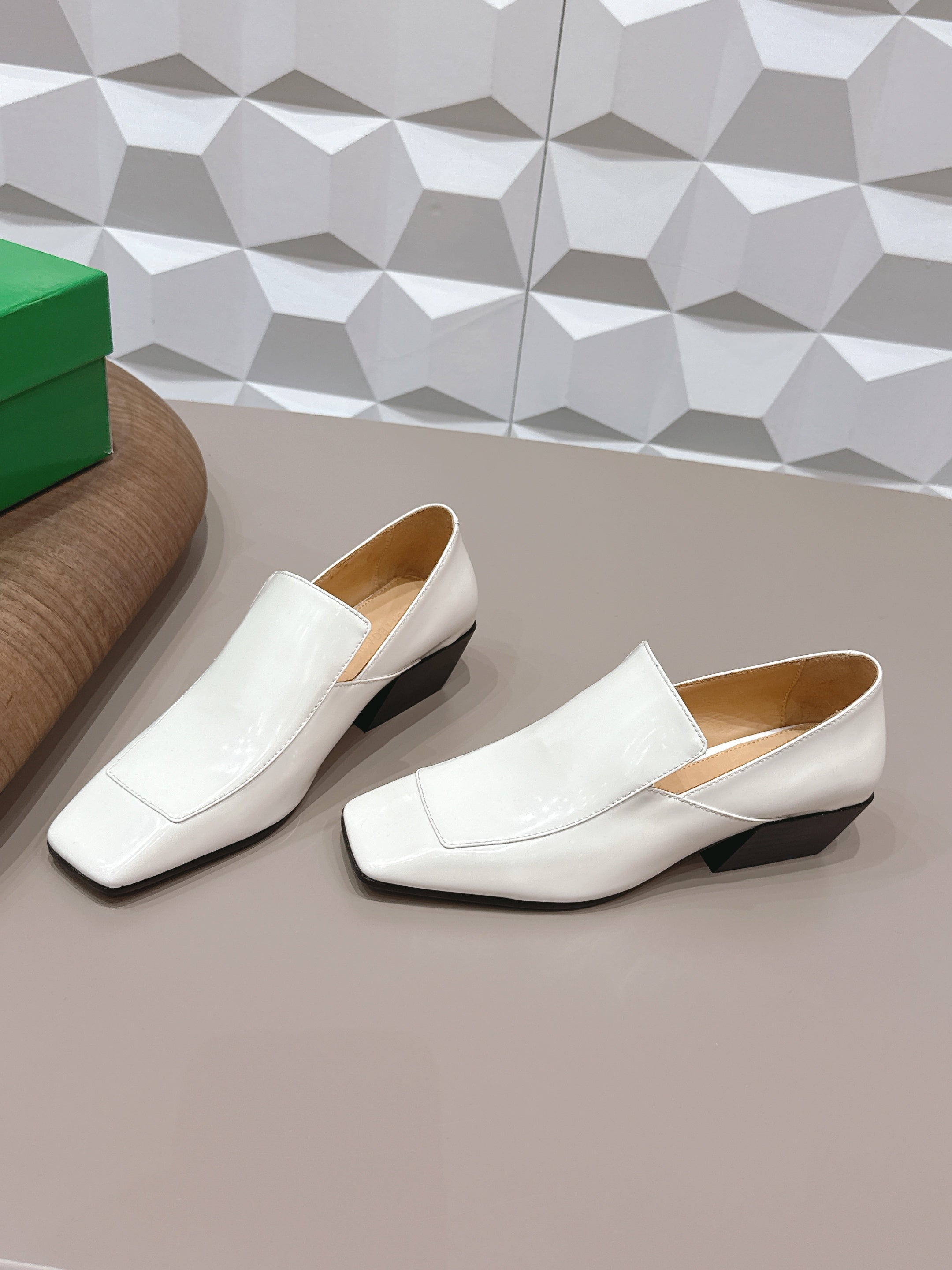 BOTTEGA VENETA 26S VENTURA LOAFERS 40 MM WHITE GLOSSY CALFSKIN