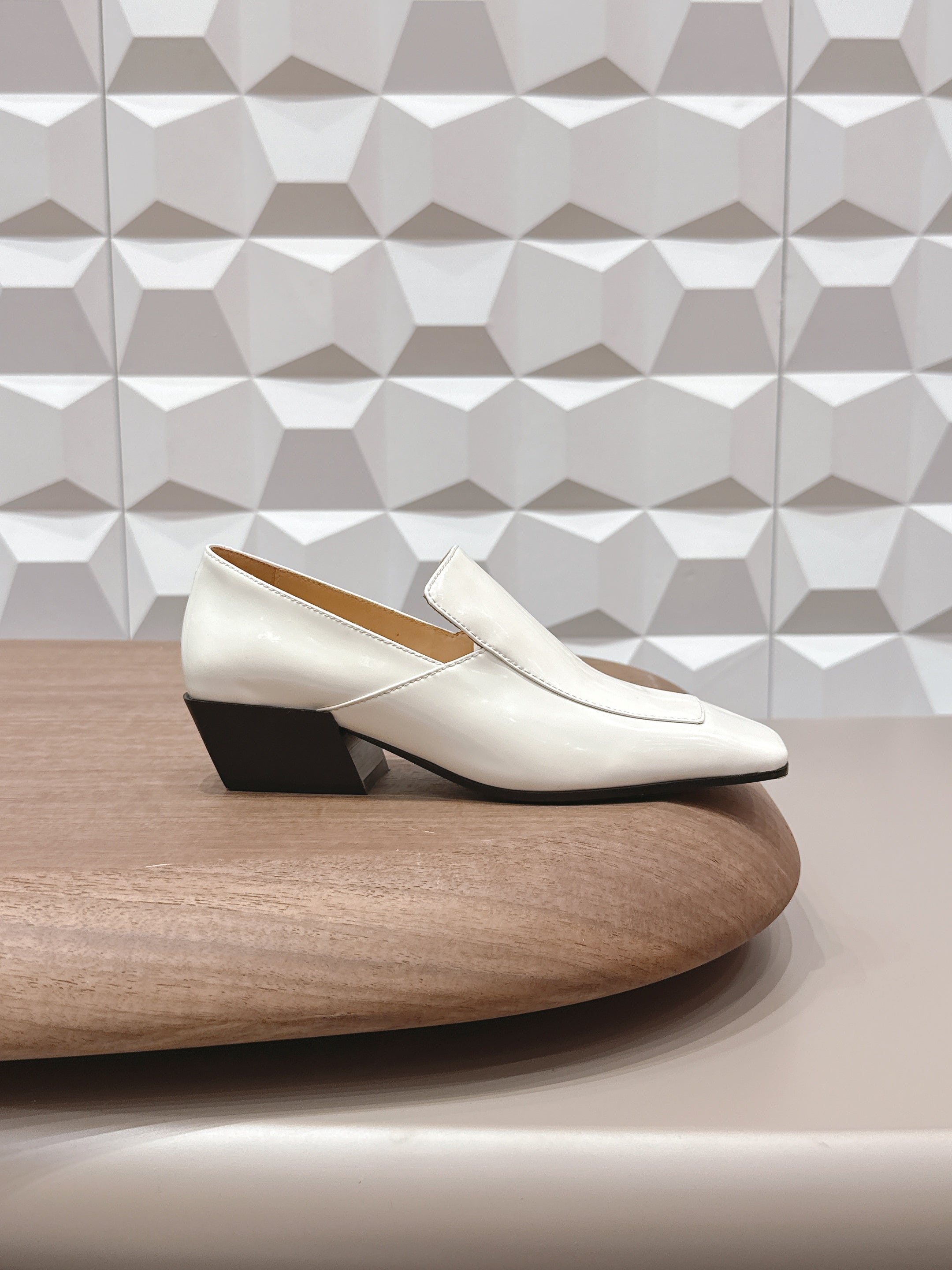 BOTTEGA VENETA 26S VENTURA LOAFERS 40 MM WHITE GLOSSY CALFSKIN