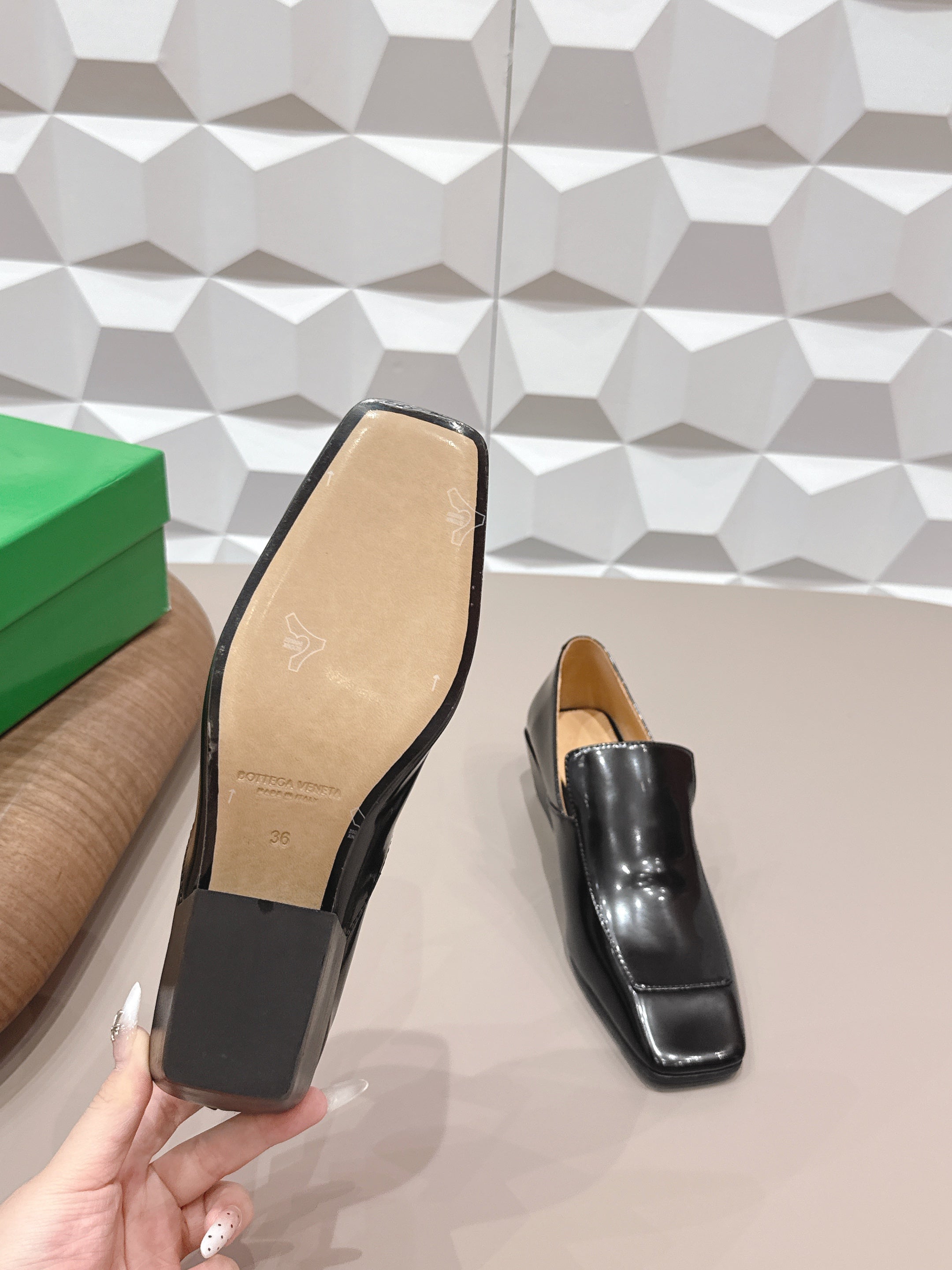 BOTTEGA VENETA 26S VENTURA LOAFERS 40 MM BLACK GLOSSY CALFSKIN