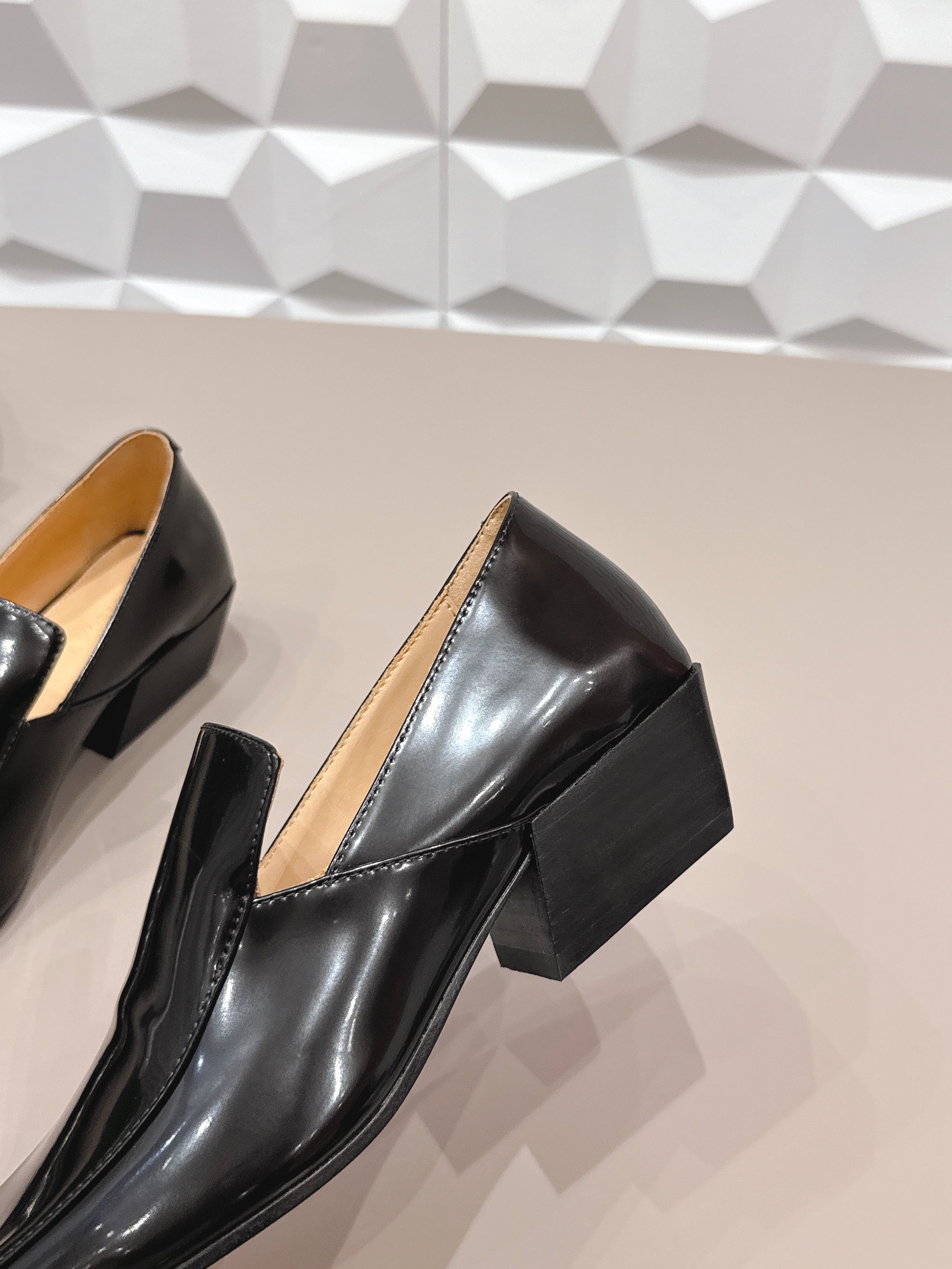 BOTTEGA VENETA 26S VENTURA LOAFERS 40 MM BLACK GLOSSY CALFSKIN