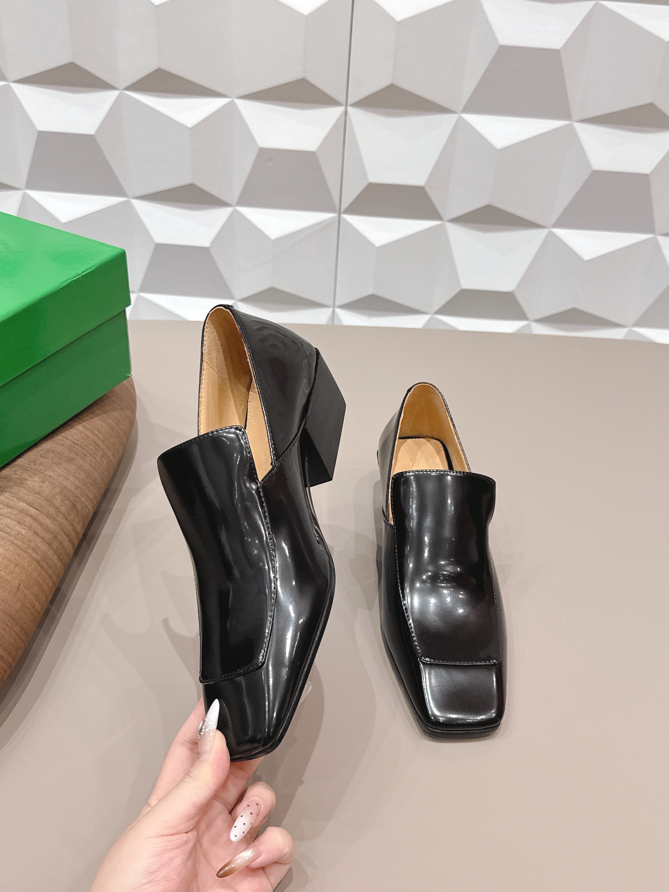 BOTTEGA VENETA 26S VENTURA LOAFERS 40 MM BLACK GLOSSY CALFSKIN