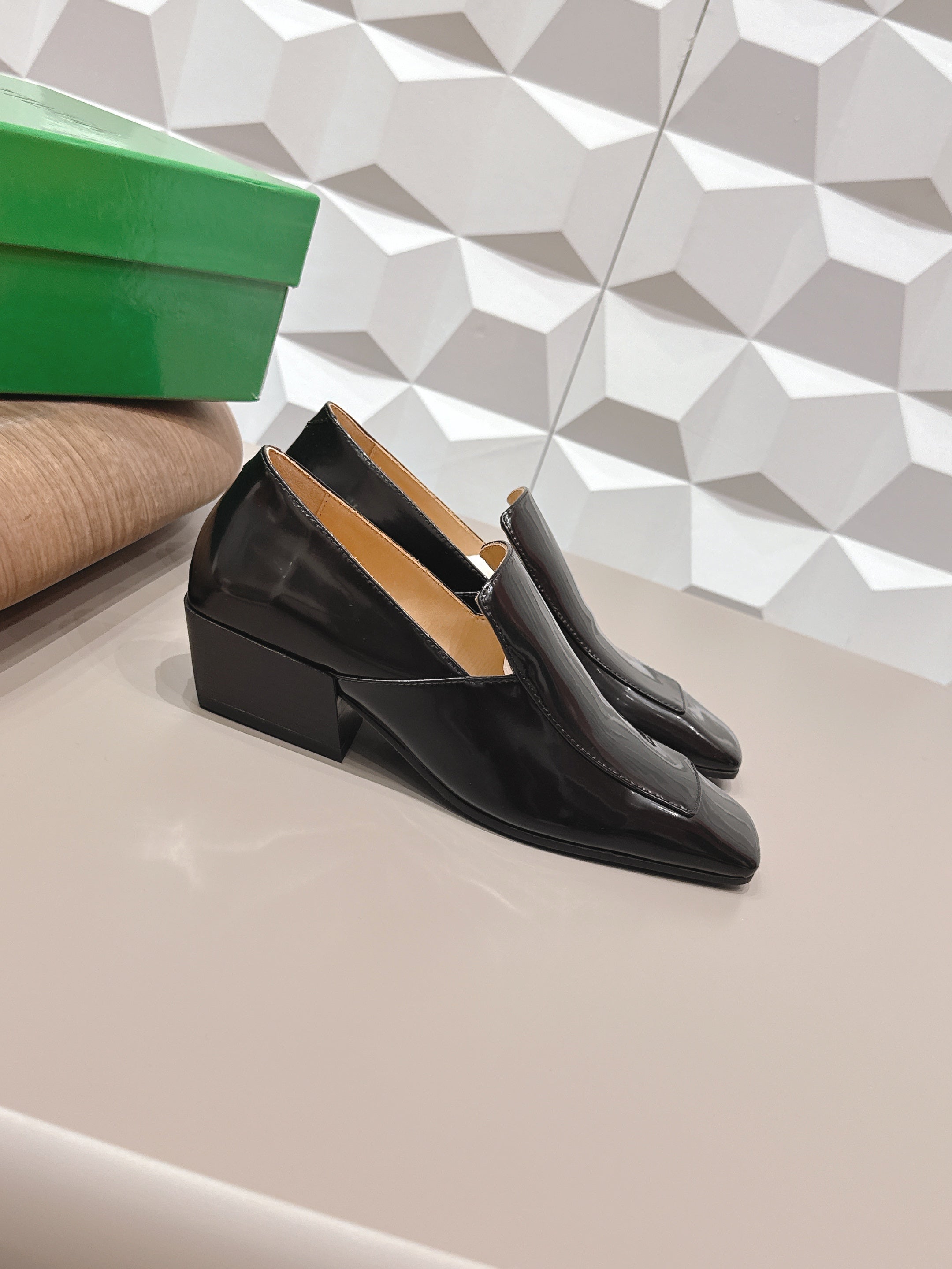 BOTTEGA VENETA 26S VENTURA LOAFERS 40 MM BLACK GLOSSY CALFSKIN