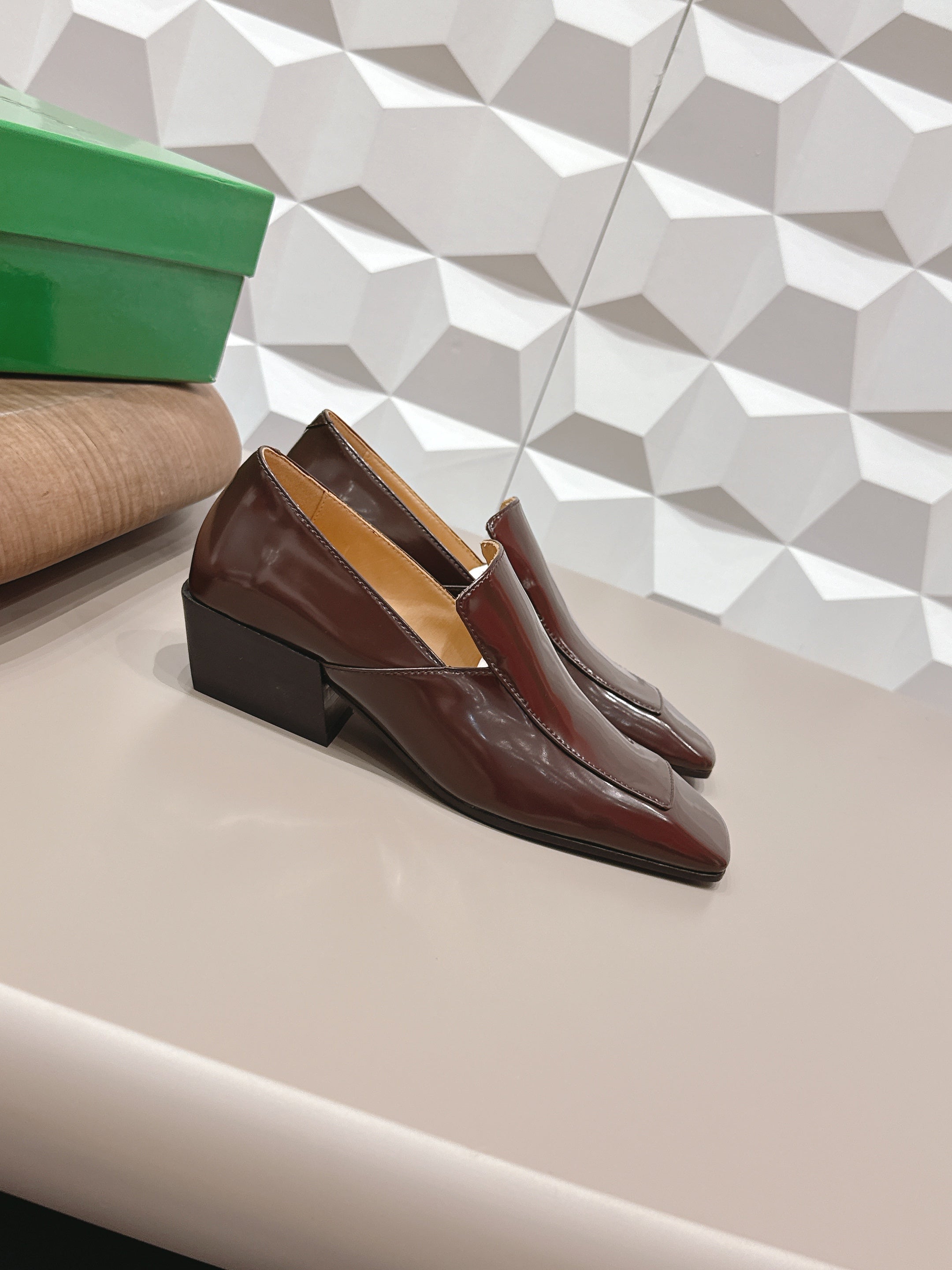 BOTTEGA VENETA 26S VENTURA LOAFERS 40 MM BROWN GLOSSY CALFSKIN