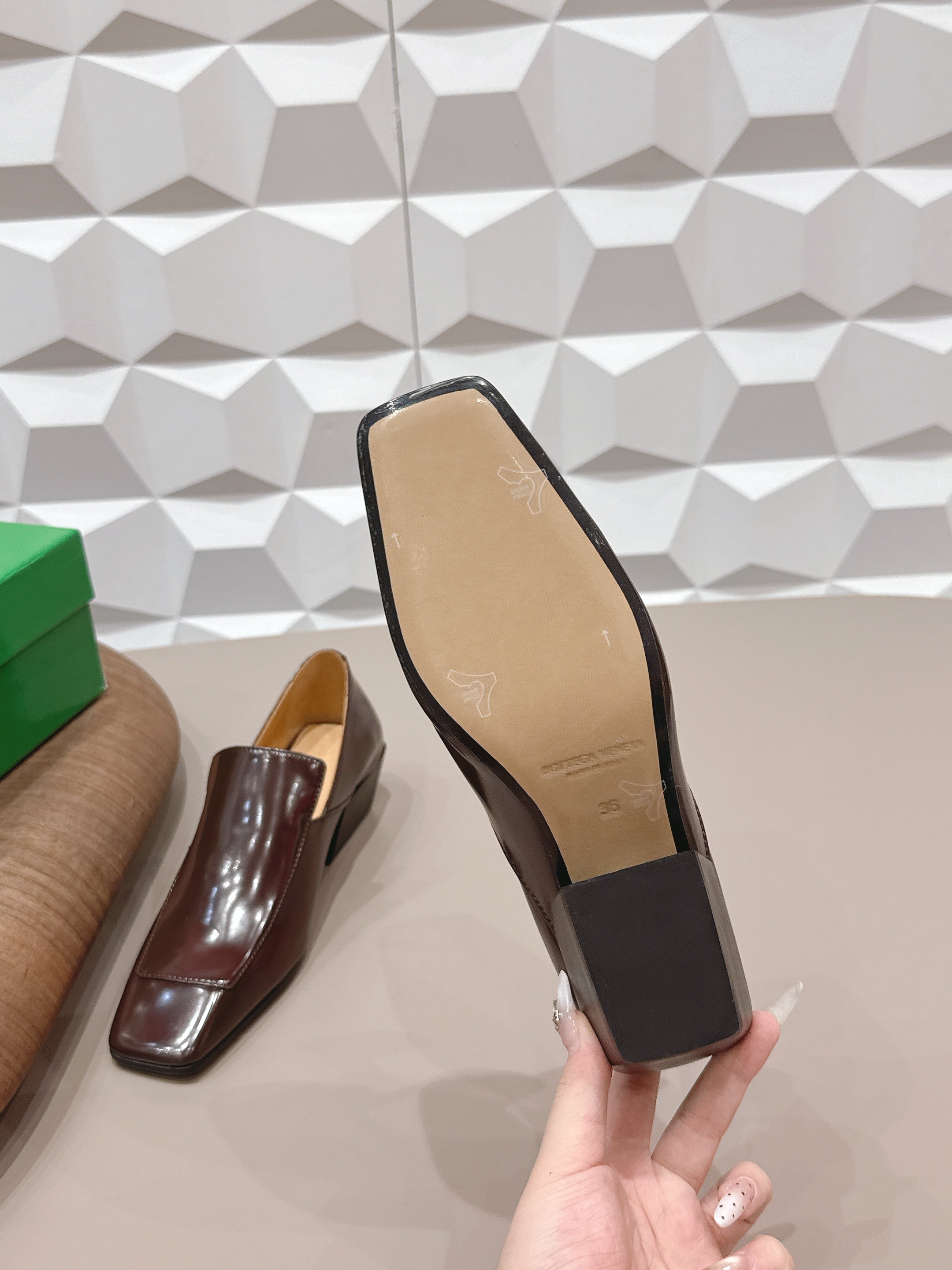 BOTTEGA VENETA 26S VENTURA LOAFERS 40 MM BROWN GLOSSY CALFSKIN