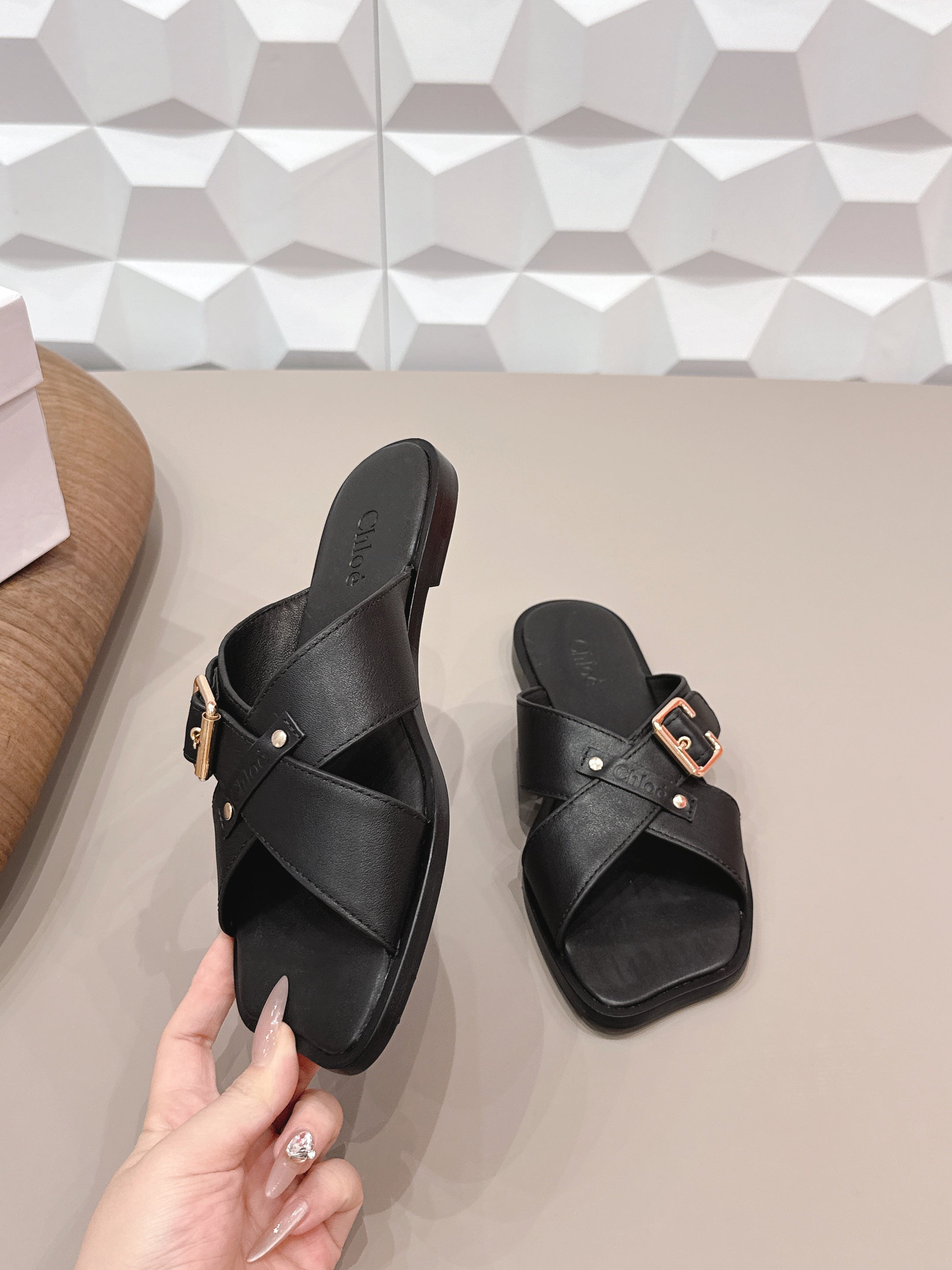 CHLOÉ 26S SANDALS IN BLACK CALFSKIN