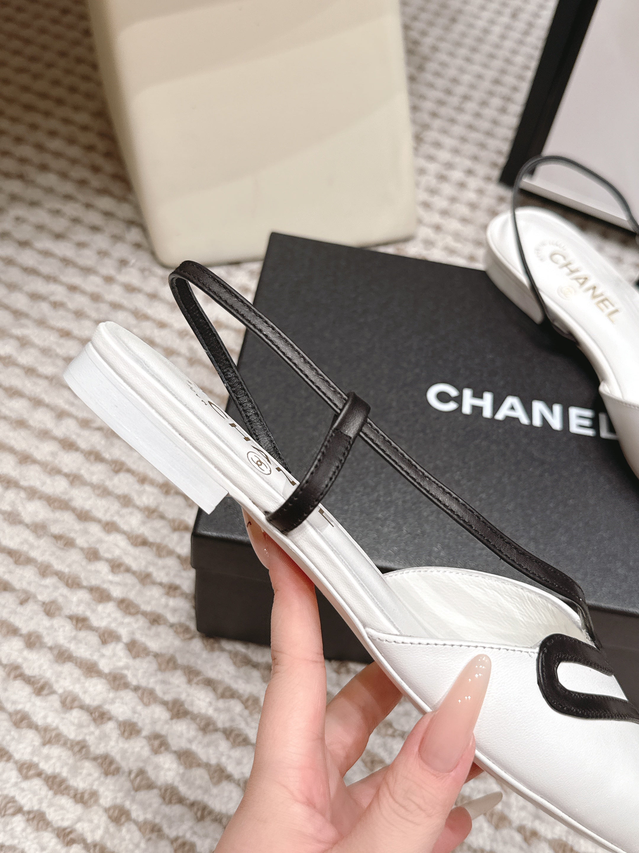 CHANEL 26S SLINGBACK FLATS IN WHITE CALFSKIN WITH BLACK TRIM