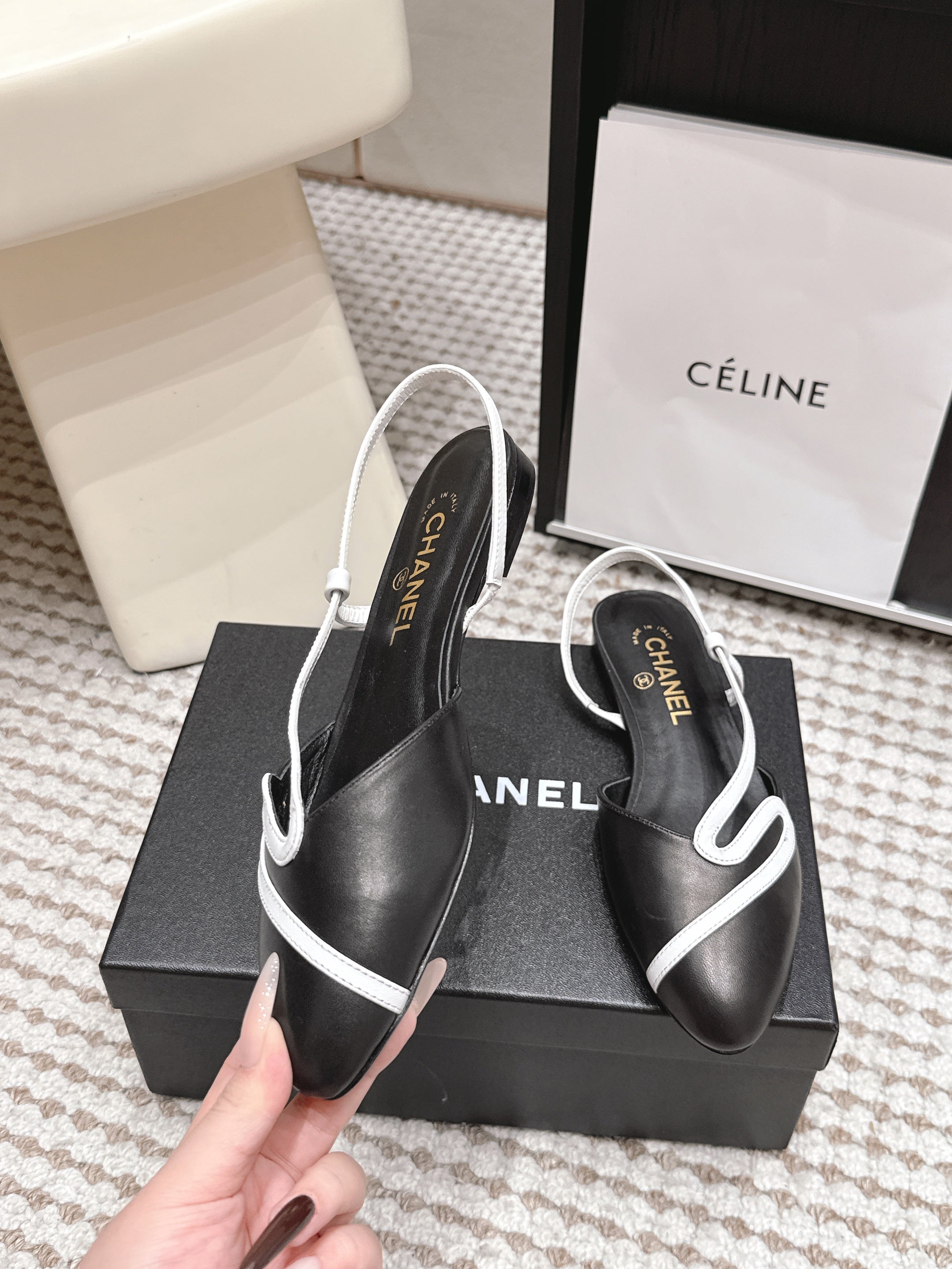 CHANEL 26S SLINGBACK FLATS IN BLACK CALFSKIN WITH WHITE TRIM