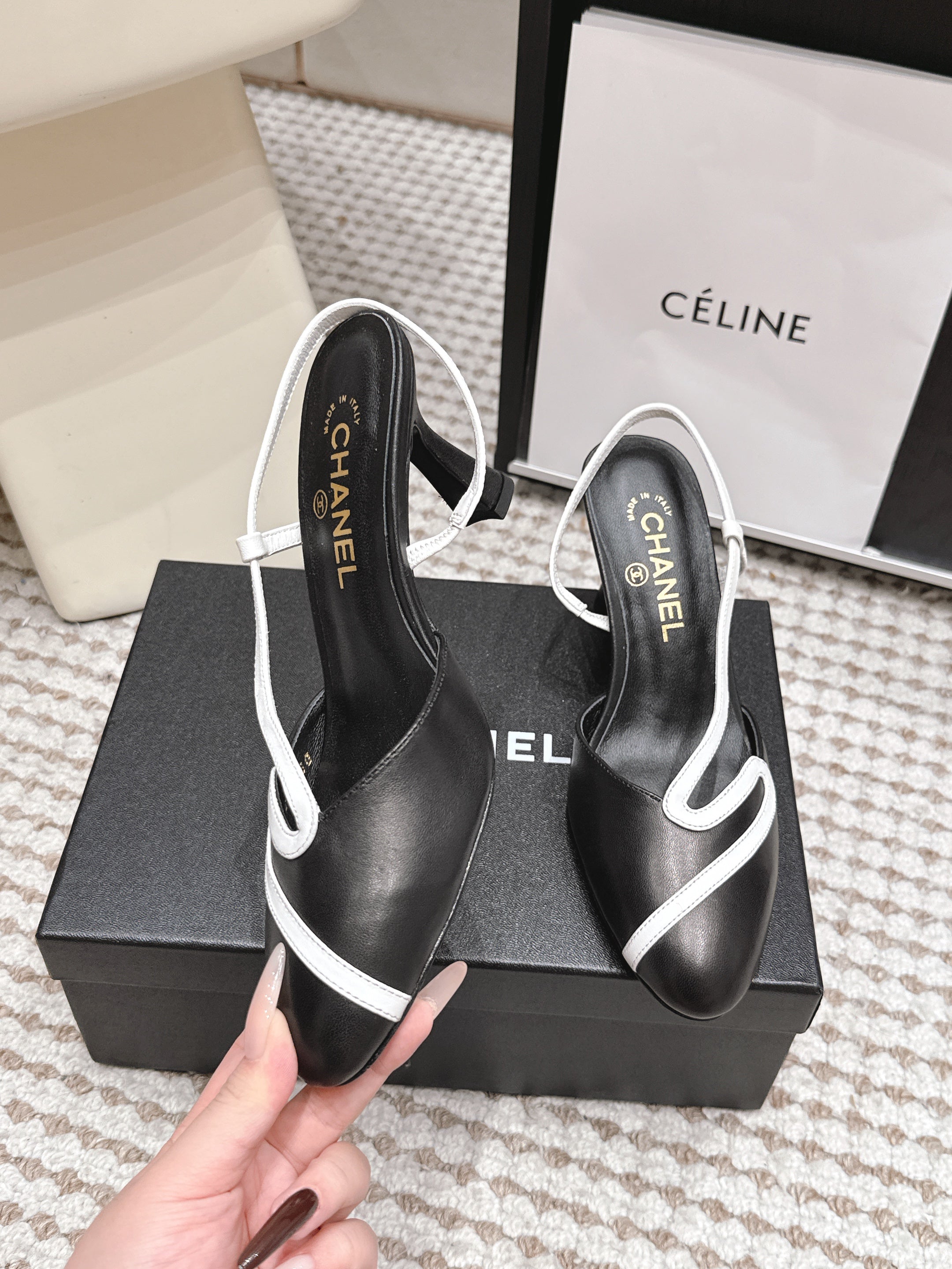 CHANEL 26S HIGH-HEEL SLINGBACKS IN BLACK CALFSKIN WITH WHITE TRIM