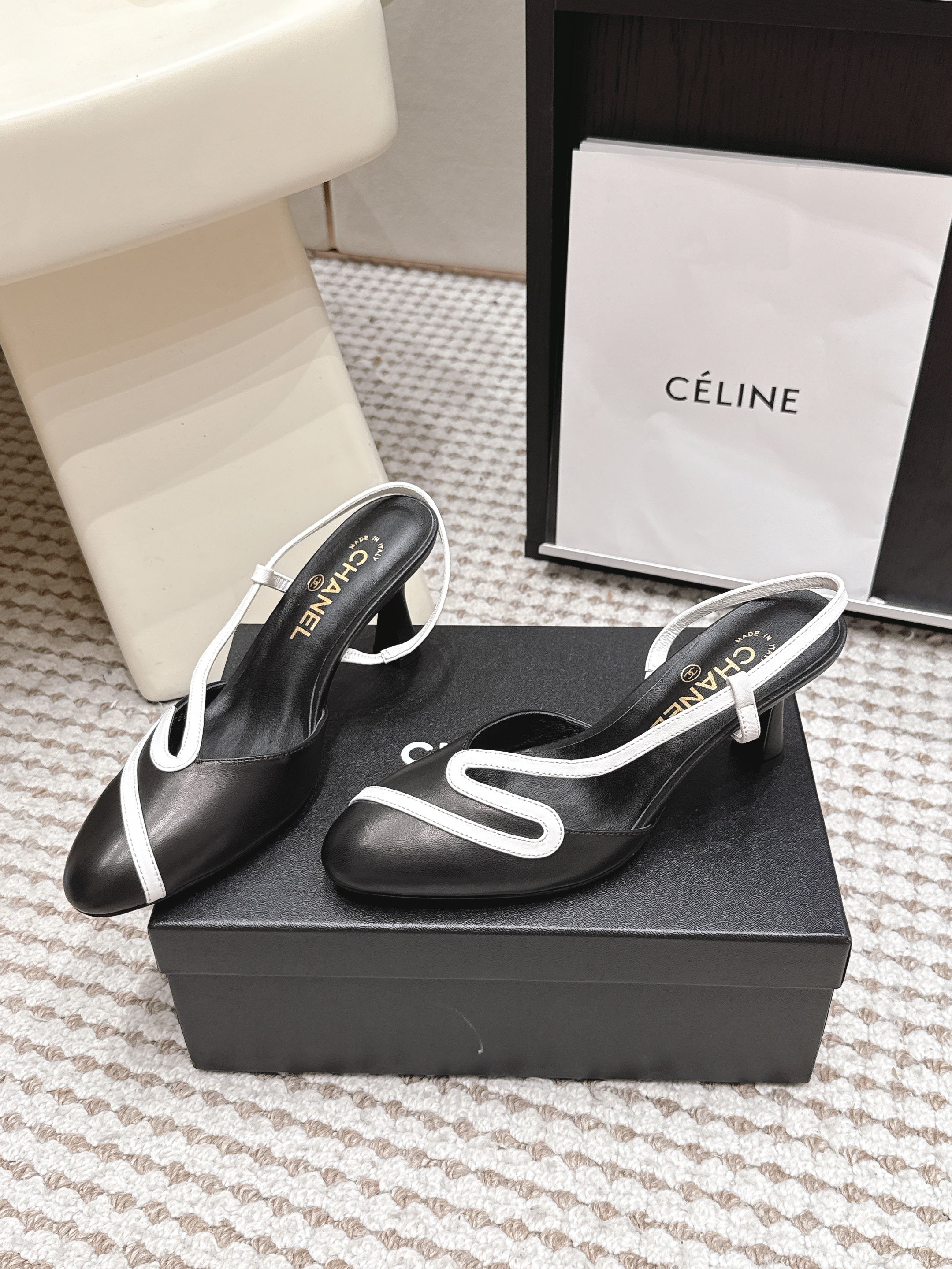 CHANEL 26S HIGH-HEEL SLINGBACKS IN BLACK CALFSKIN WITH WHITE TRIM