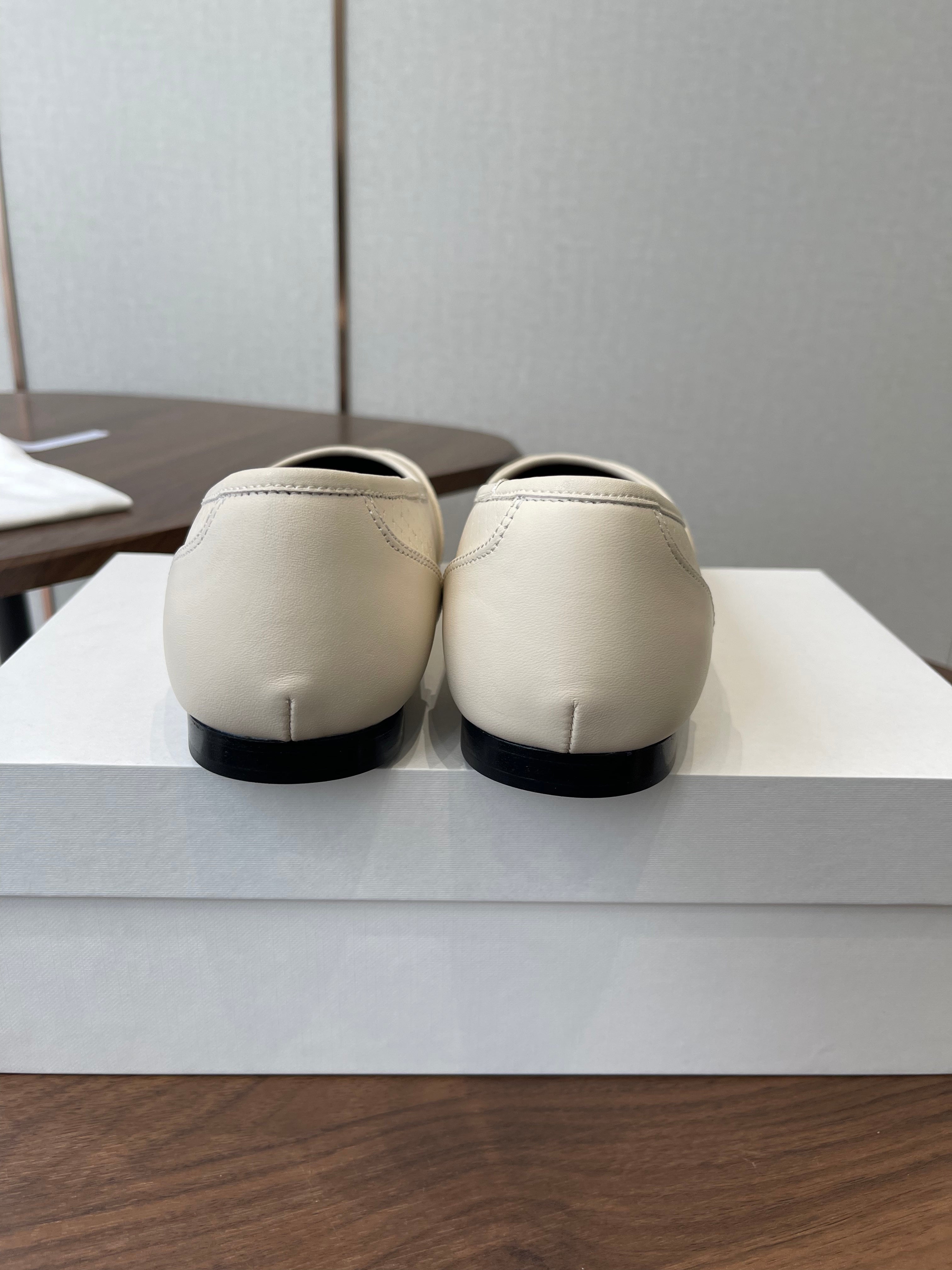 THE ROW 26S SQUARE TOE  BALLET FLATS IN CREAM WHITE CALFSKIN