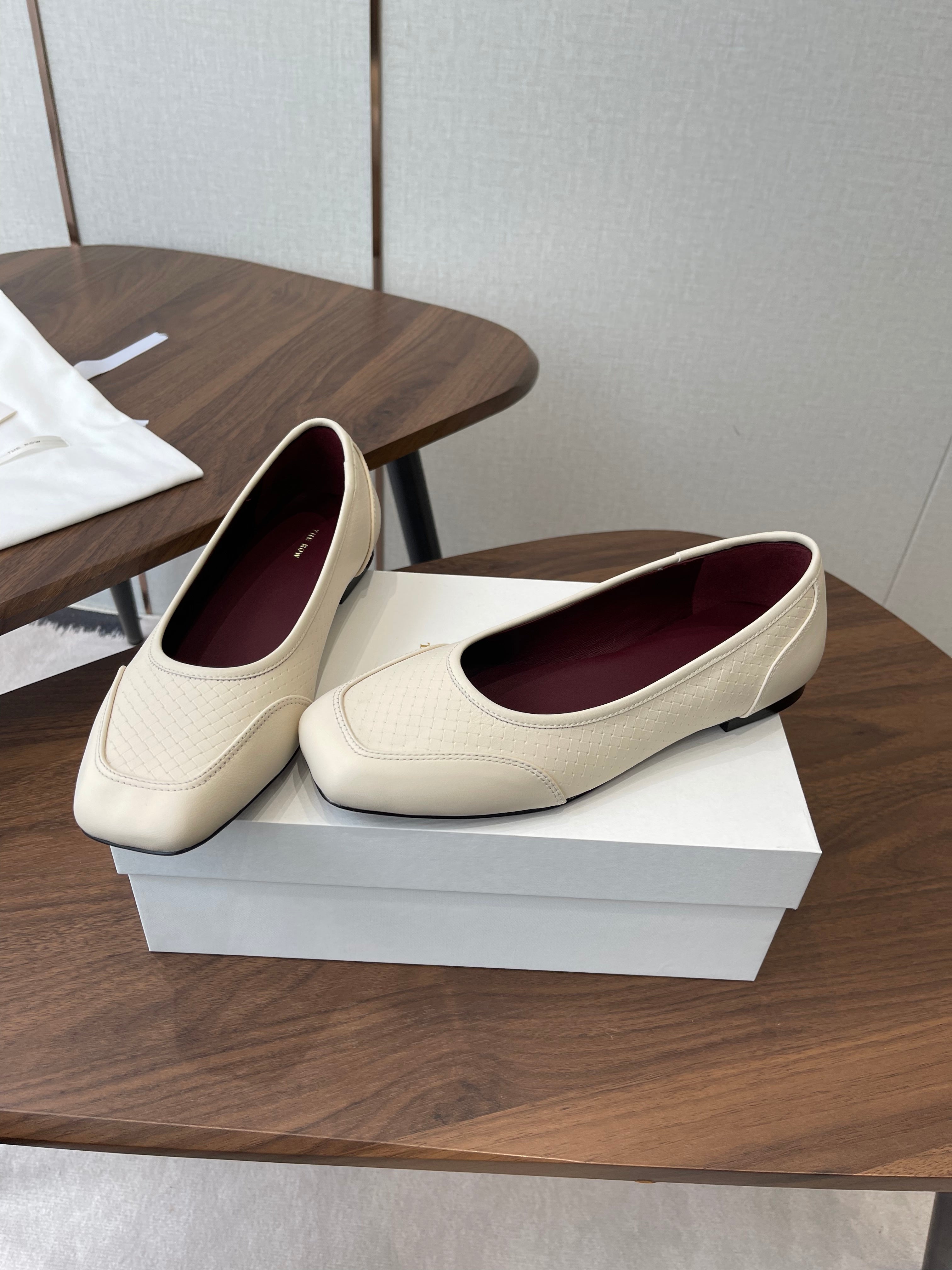 THE ROW 26S SQUARE TOE  BALLET FLATS IN CREAM WHITE CALFSKIN