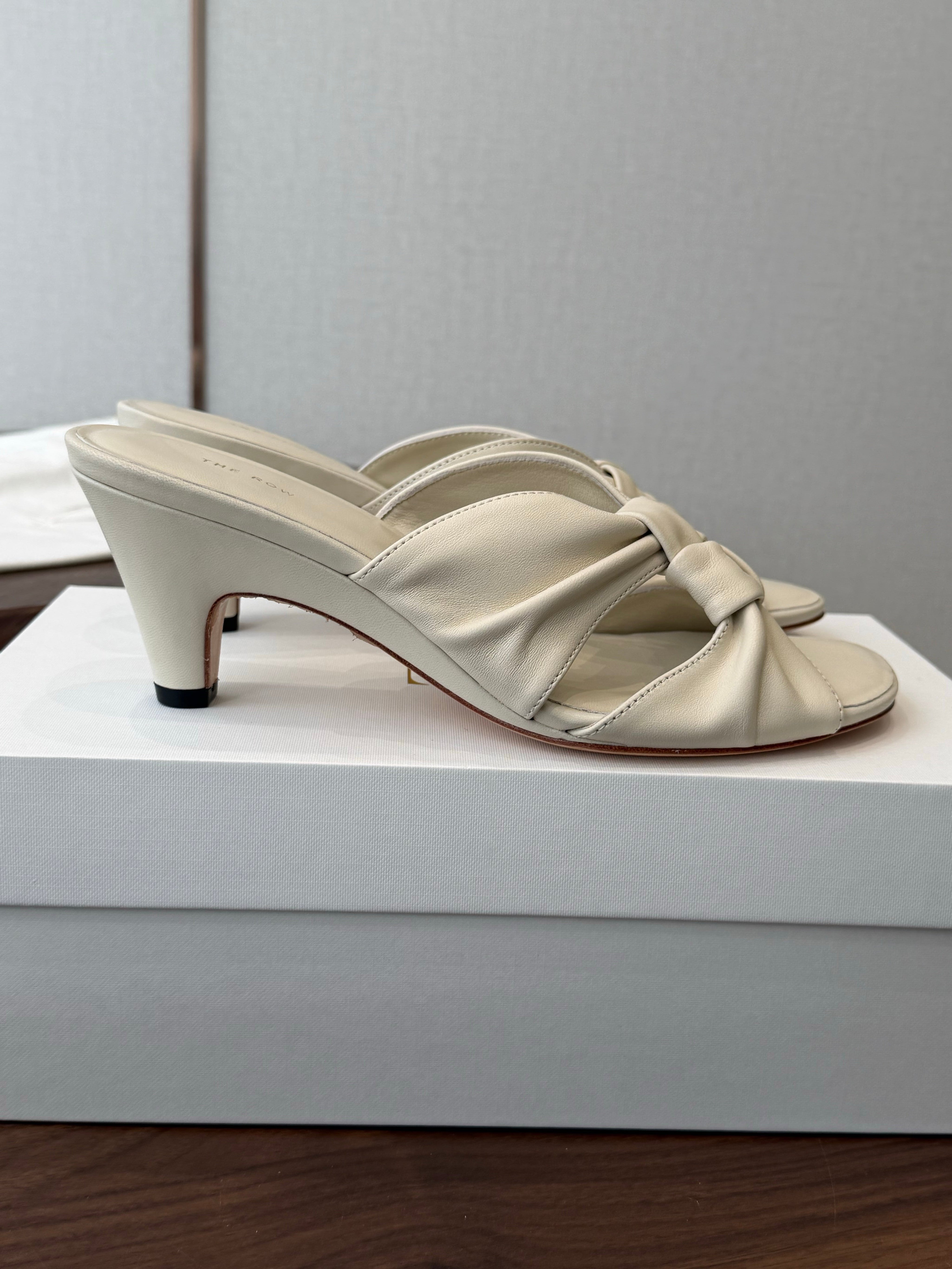 THE ROW 26S KNOT HEELED SLIDE SANDALS 35MM IN IVORY WHITE LAMBSKIN