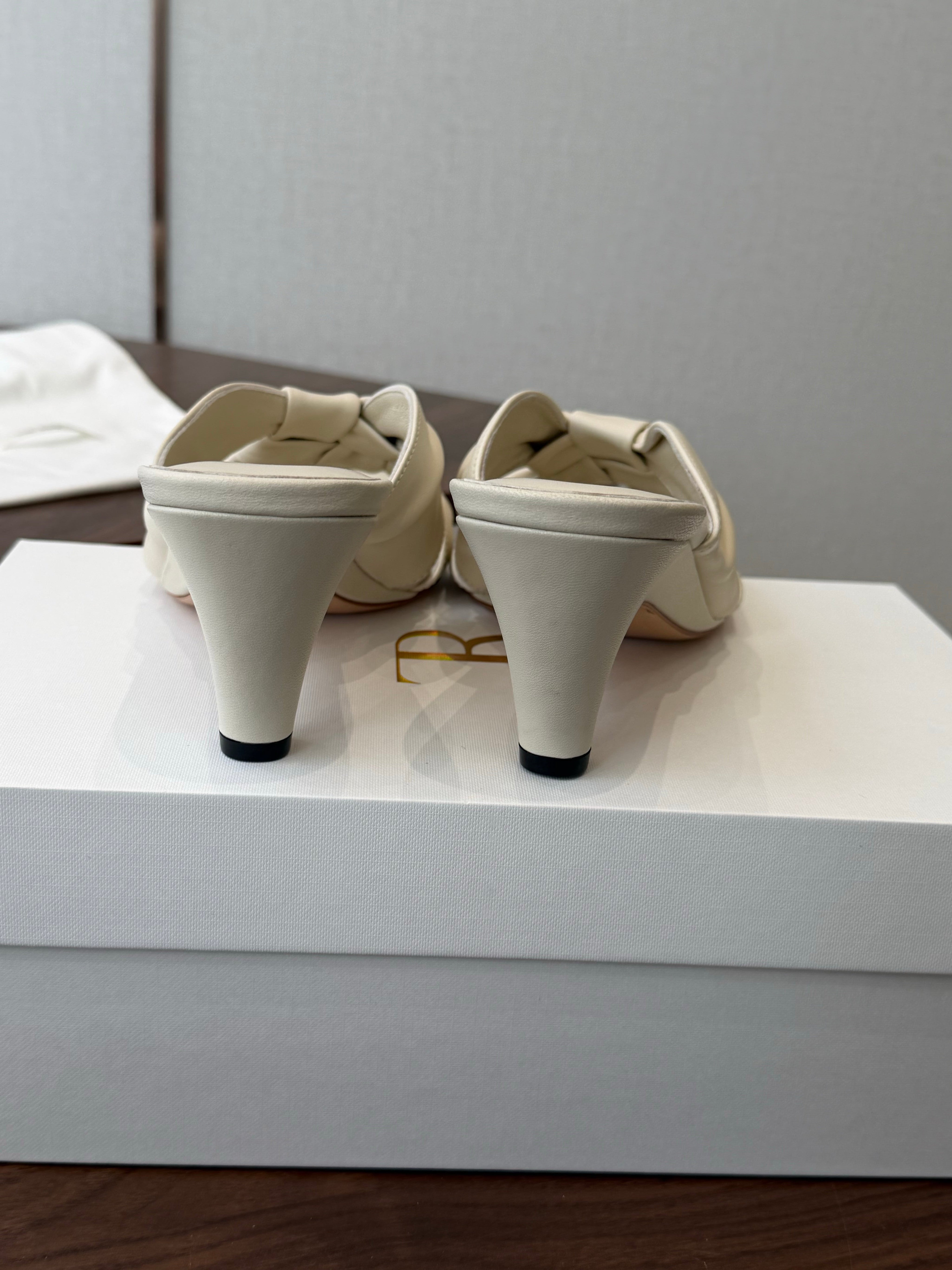 THE ROW 26S KNOT HEELED SLIDE SANDALS 35MM IN IVORY WHITE LAMBSKIN