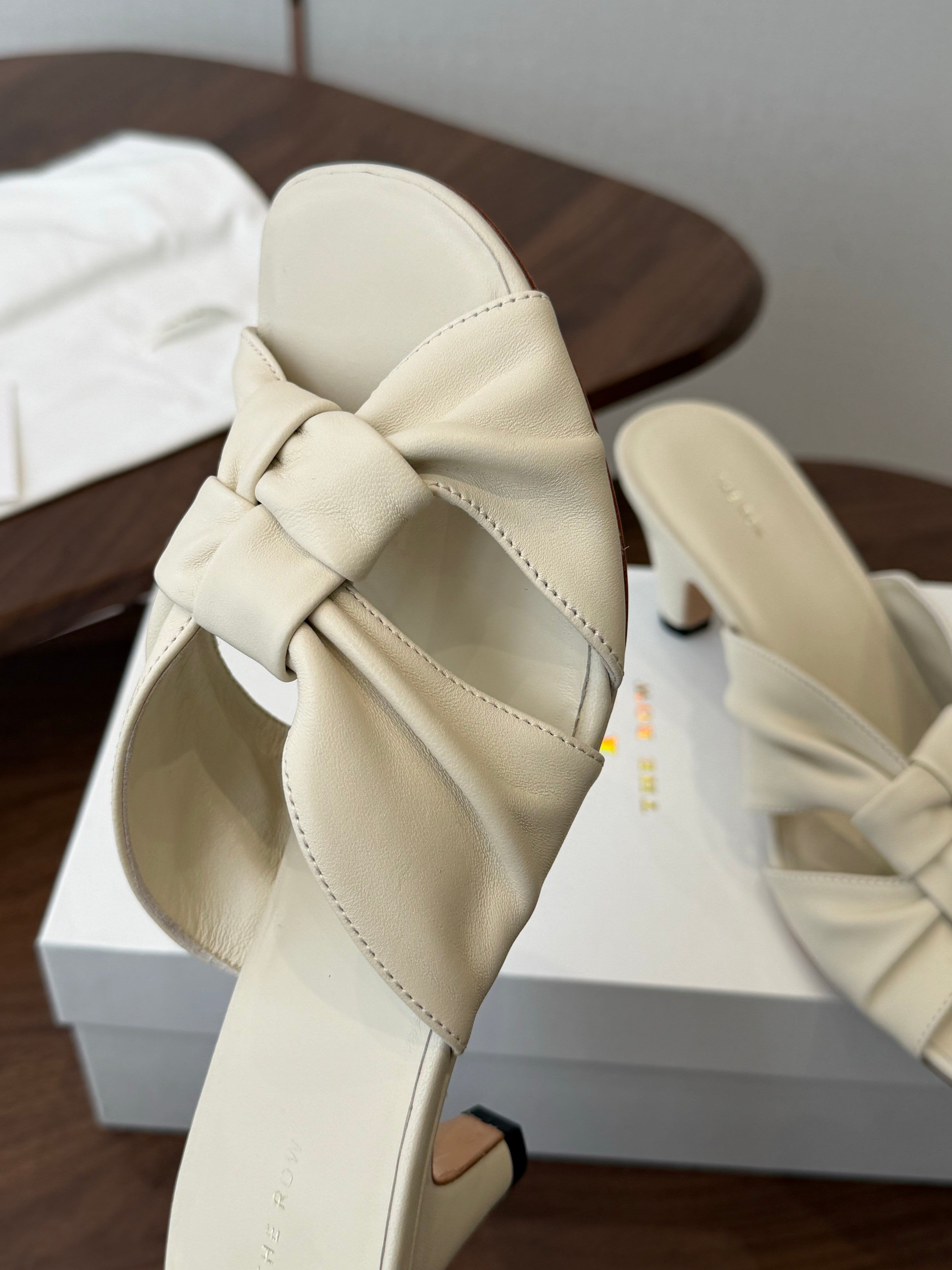 THE ROW 26S KNOT HEELED SLIDE SANDALS 35MM IN IVORY WHITE LAMBSKIN