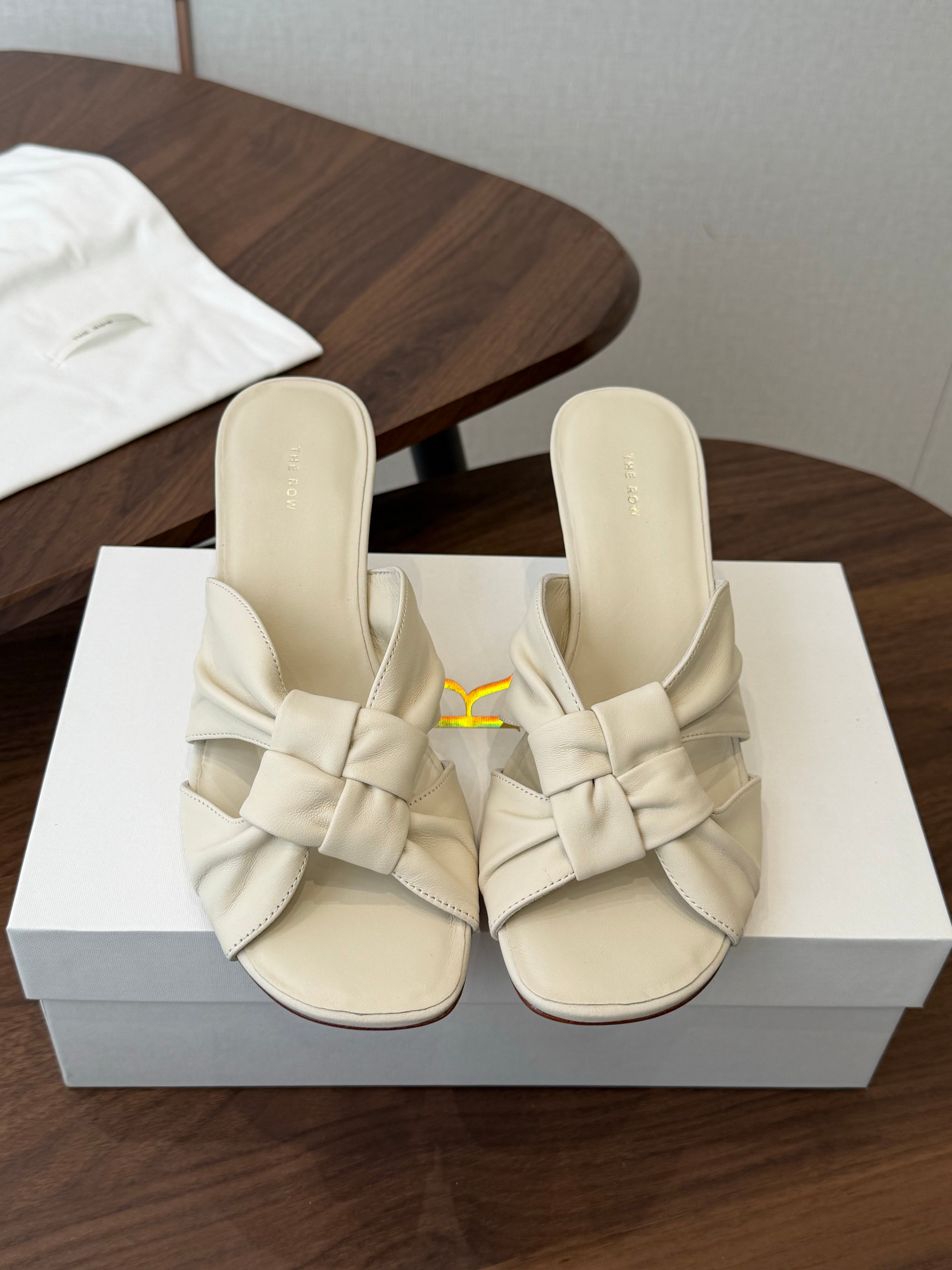 THE ROW 26S KNOT HEELED SLIDE SANDALS 35MM IN IVORY WHITE LAMBSKIN