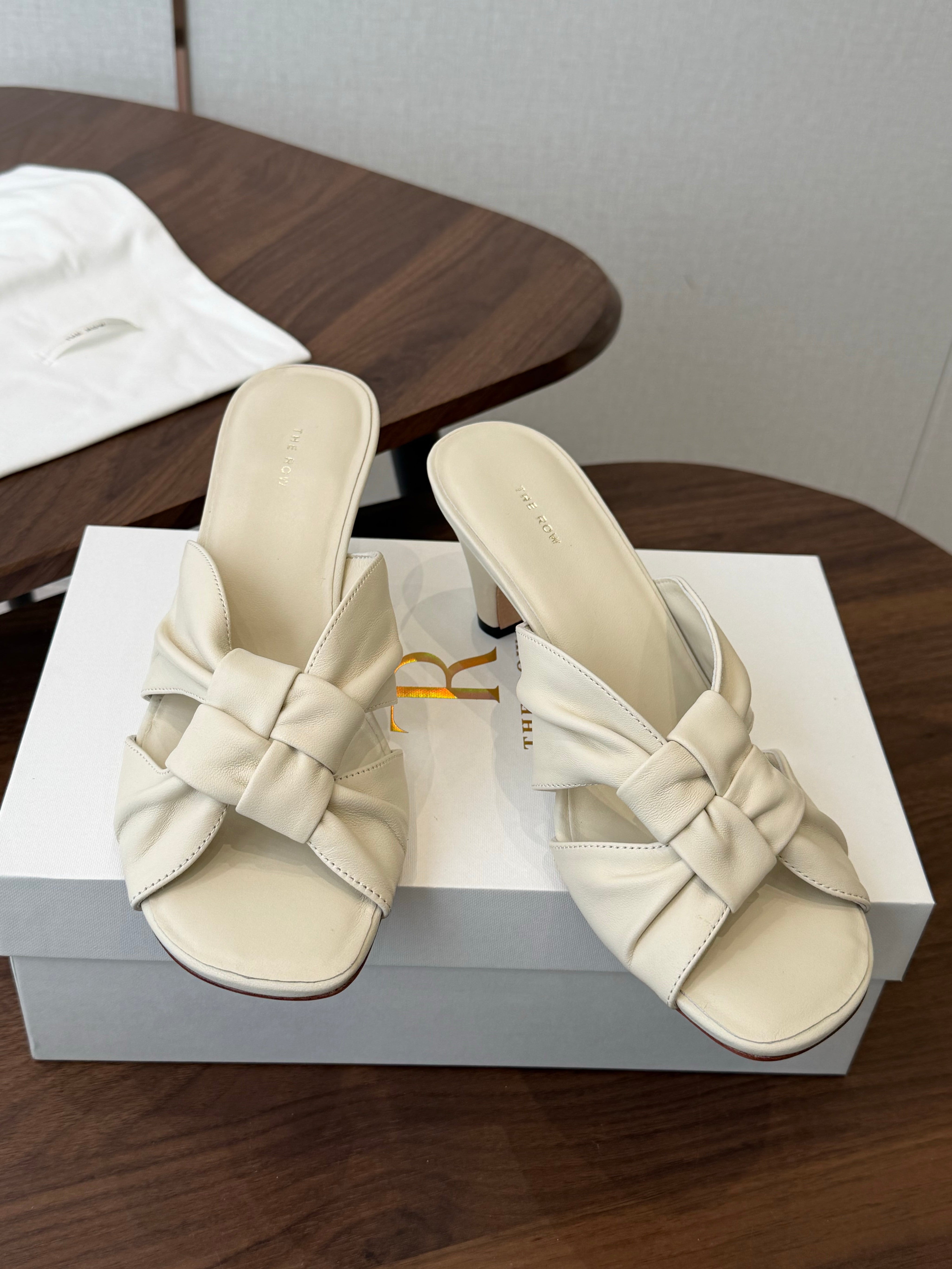 THE ROW 26S KNOT HEELED SLIDE SANDALS 35MM IN IVORY WHITE LAMBSKIN