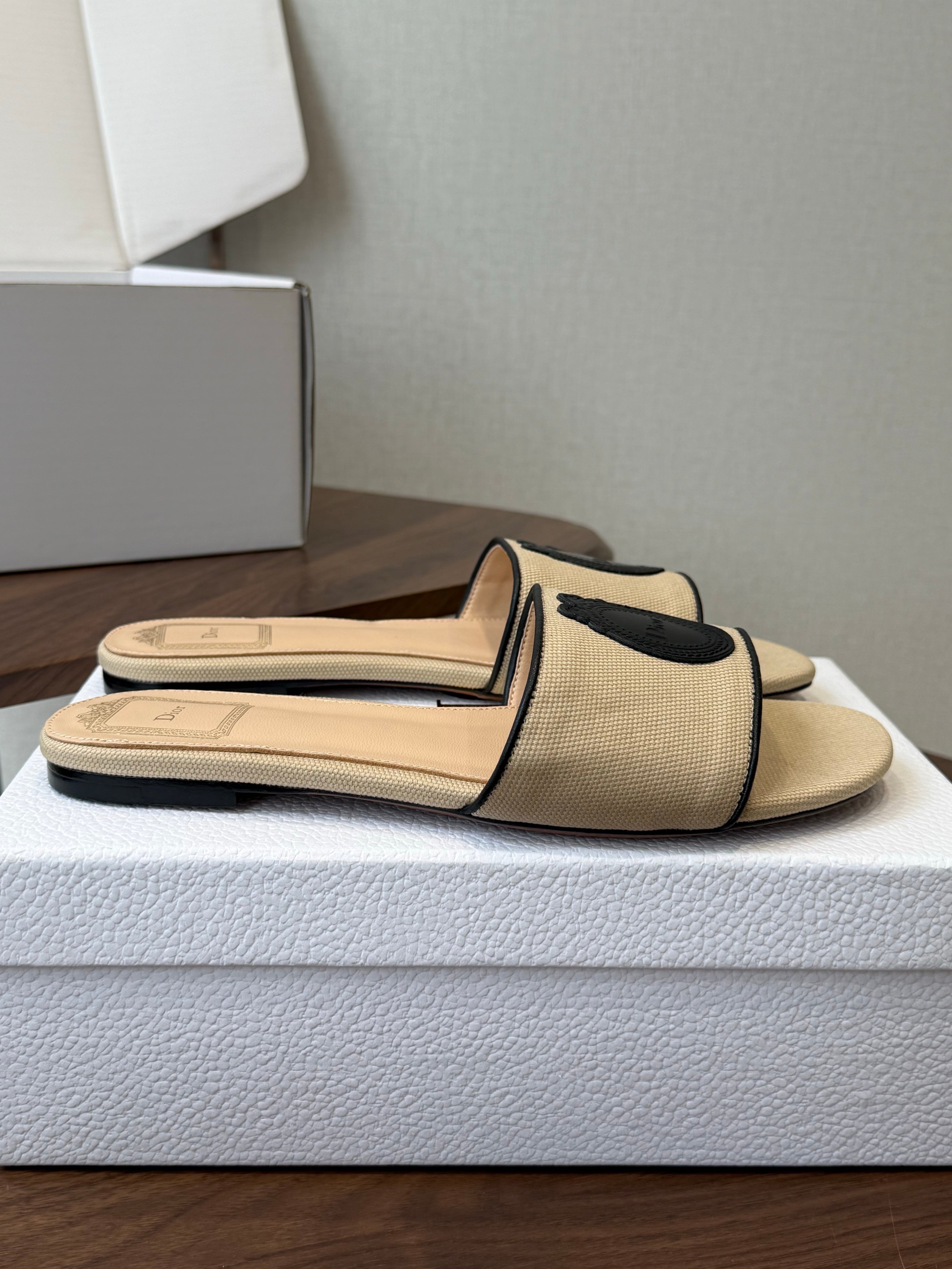 DIOR 26S D-BADGE FLAT SLIDE SANDALS IN BEIGE CANVAS AND BLACK CALFSKIN